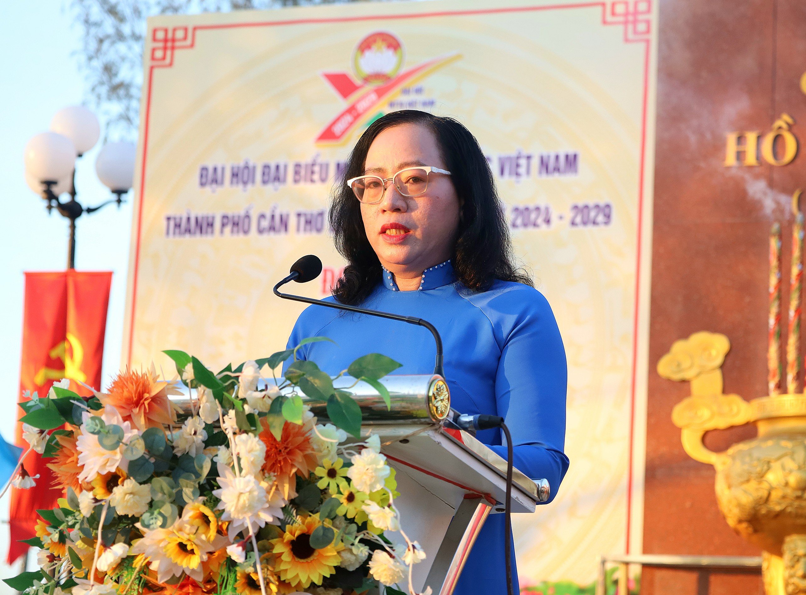 Bà Nguyễn Thúy Hằng - Phó Chủ tịch Uỷ ban MTTQ Việt Nam TP. Cần Thơ thay mặt Ban Thường trực Ủy ban MTTQ Việt Nam thành phố báo công dâng Bác những kết quả đã đạt được trong nhiệm kỳ qua.