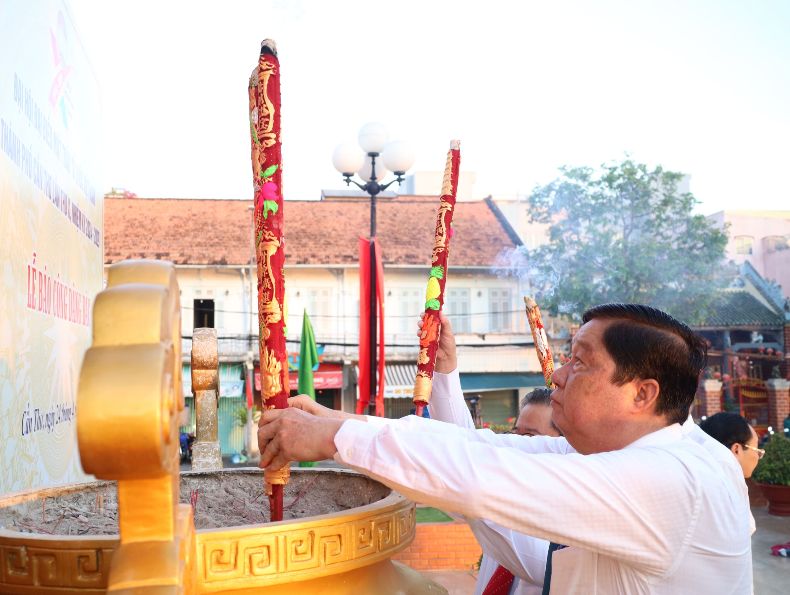 Ông Phạm Văn Hiểu - Phó Bí thư Thường trực Thành ủy, Chủ tịch HĐND TP. Cần Thơ thành kính dâng hương Chủ tịch Hồ Chí Minh.