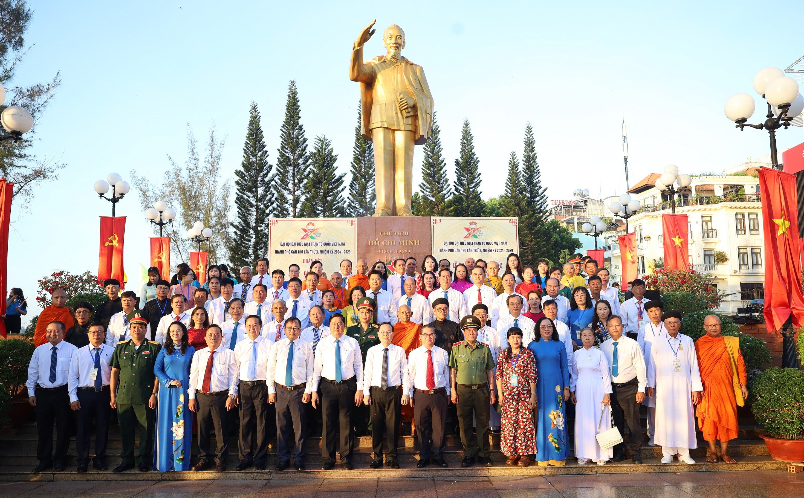 Đại biểu dự Đại hội đại biểu MTTQ Việt Nam TP. Cần Thơ lần thứ X, nhiệm kỳ 2024 - 2029 chụp hình lưu niệm tại Tượng đài Bác Hồ, Bến Ninh Kiều.