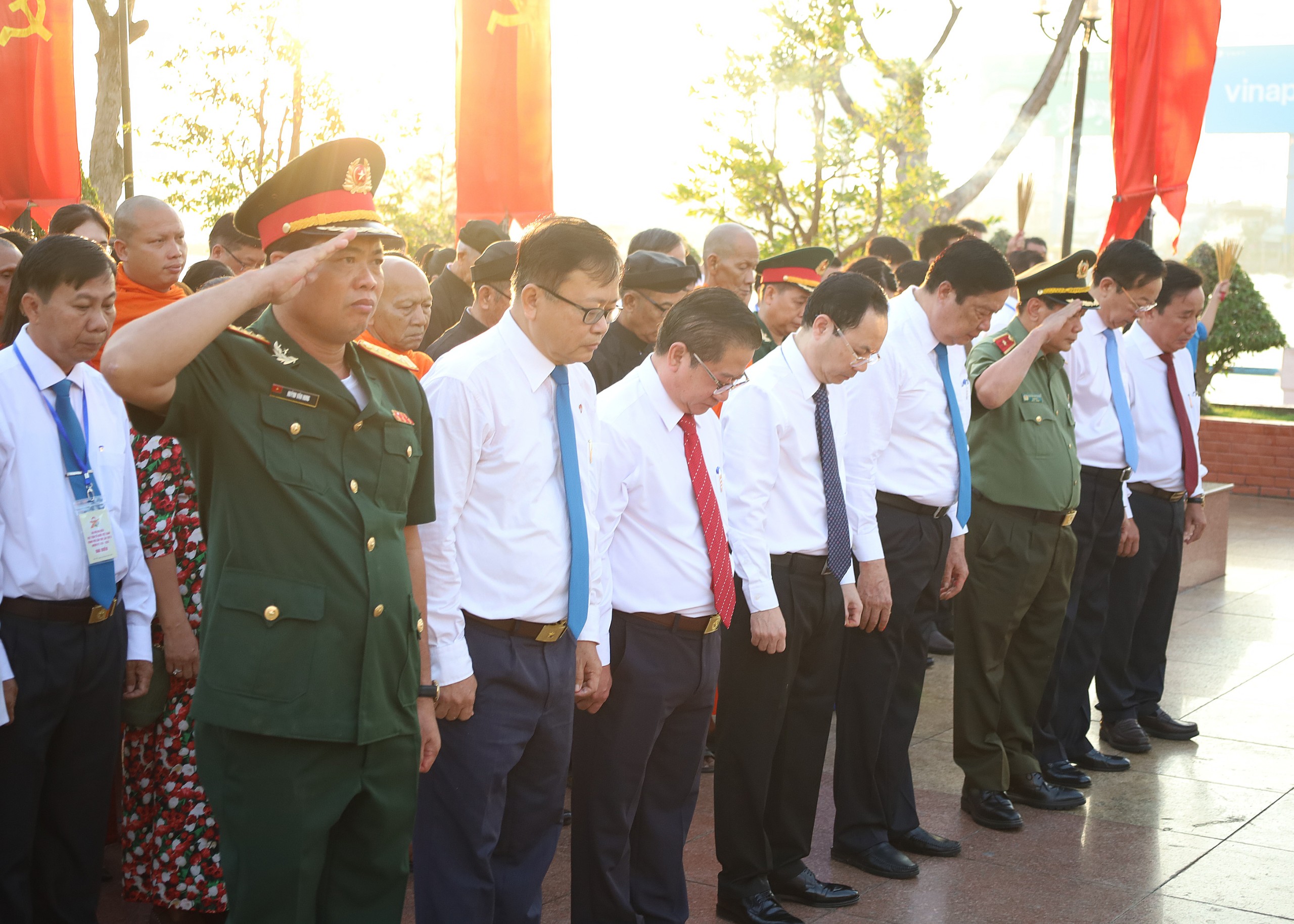 Trong giờ phút thiêng liêng, Đoàn đại biểu đã dành phút mặc niệm tưởng nhớ Chủ tịch Hồ Chí Minh Anh hùng giải phóng dân tộc Lãnh tụ thiên tài của Đảng và nhân dân ta Nhà văn hóa kiệt xuất của Việt Nam.