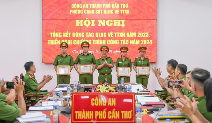 Đại tá Lê Đức Bảy, Phó Giám đốc Công an thành phố tặng Danh hiệu “Đơn vị quyết thắng” cho các tập thể đội trực thuộc Phòng Cảnh sát QLHC về TTXH.