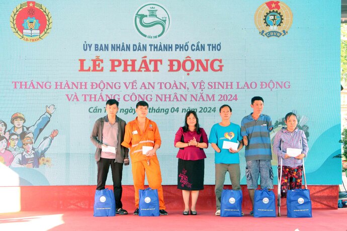 Tiến sĩ Trần Thị Xuân Mai - Ủy viên UBND, Giám đốc Sở LĐTBXH, Phó trưởng Ban chỉ đạo VSATLĐ thành phố Cần Thơ trao quà hỗ trợ người lao động bị tai nạn lao động.