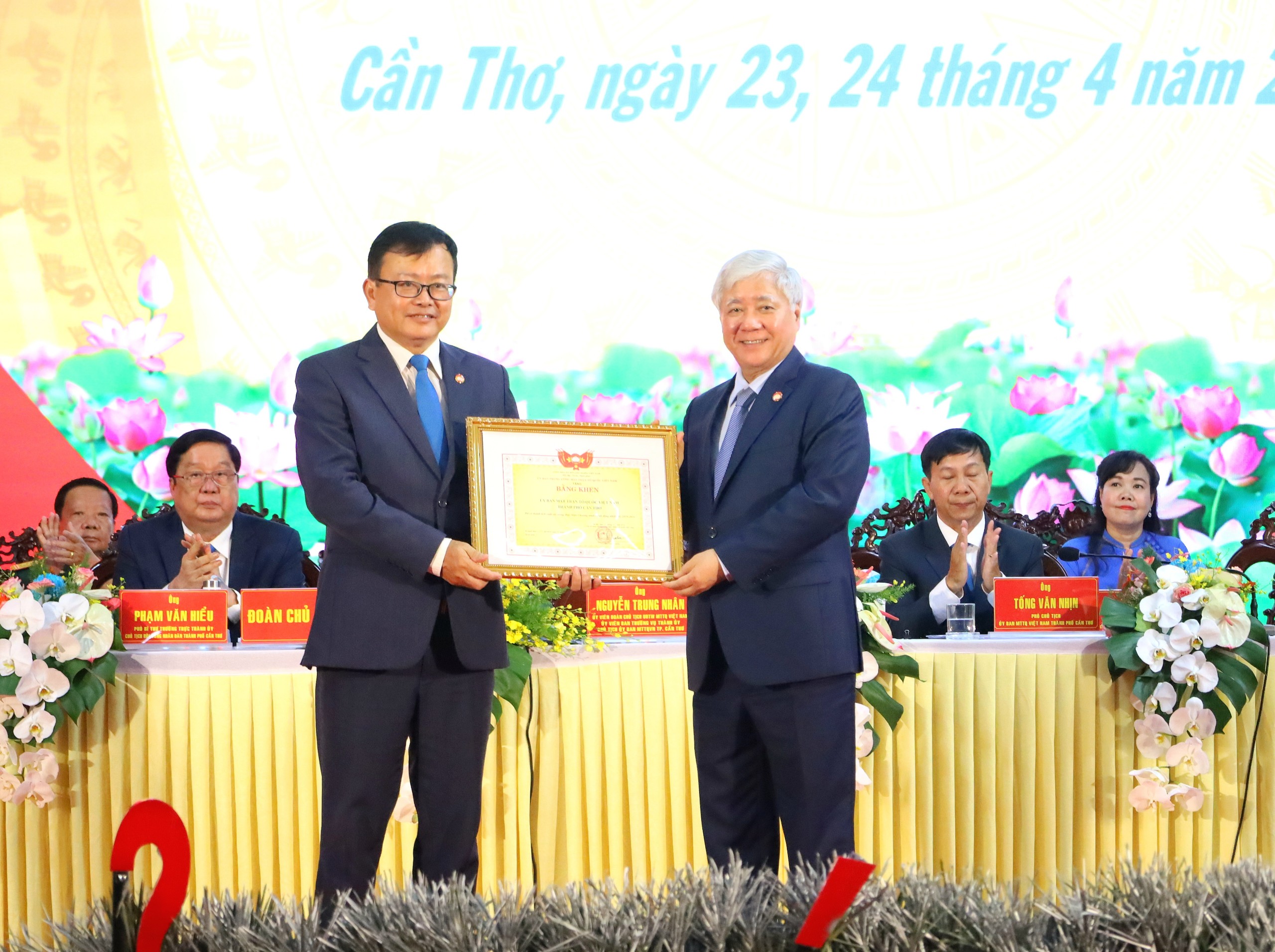 Ông Đỗ Văn Chiến - Bí thư Trung ương Đảng, Chủ tịch UBTƯ MTTQ Việt Nam thay mặt lãnh đạo Ủy ban Trung ương MTTQ Việt Nam trao tặng Bằng khen cho MTTQ Việt Nam TP. Cần Thơ.