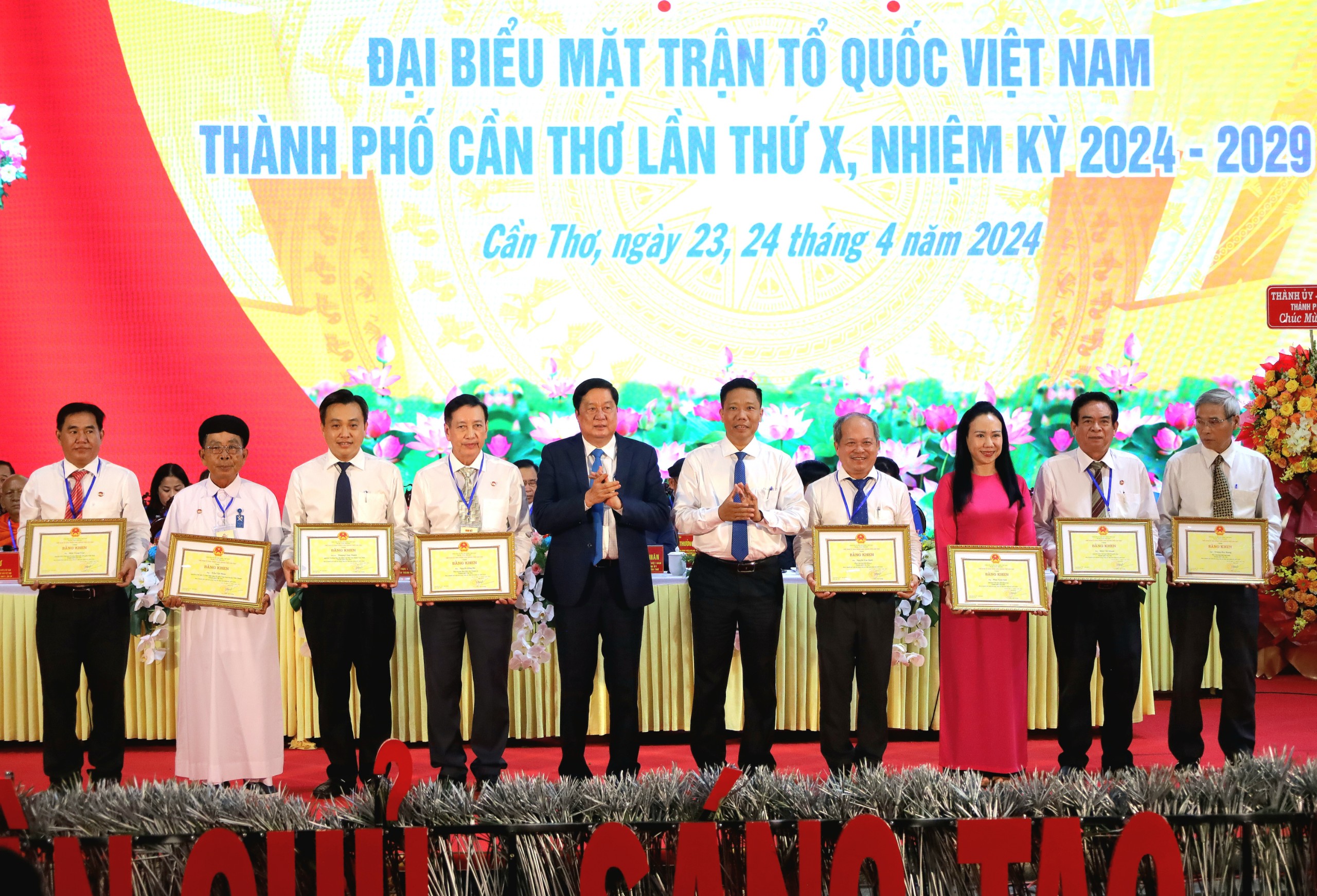 và ông Nguyễn Thực Hiện - Phó Chủ tịch UBND TP. Cần Thơ trao tặng bằng khen của Chủ tịch UBND thành phố cho các cá nhân có thành tích trong công tác Mặt trận nhiệm kỳ 2019-2024.