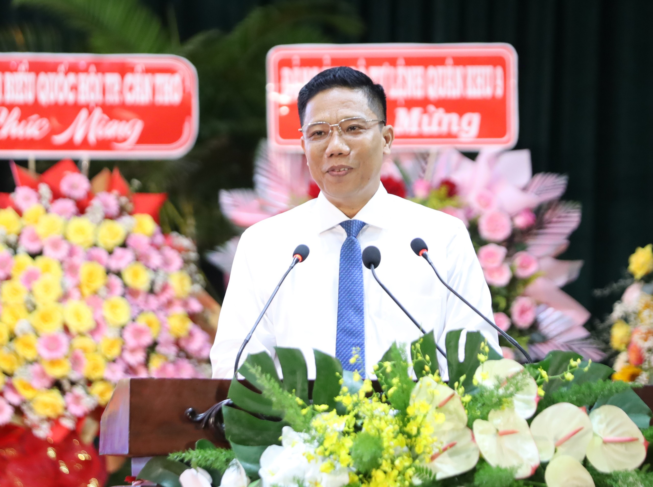 Ông Nguyễn Thực Hiện - Phó Chủ tịch UBND TP. Cần Thơ phát biểu tham luận về công tác phối hợp giữa UBND với Ban Thường trực UBMTTQVN thành phố trong nhiệm kỳ qua.