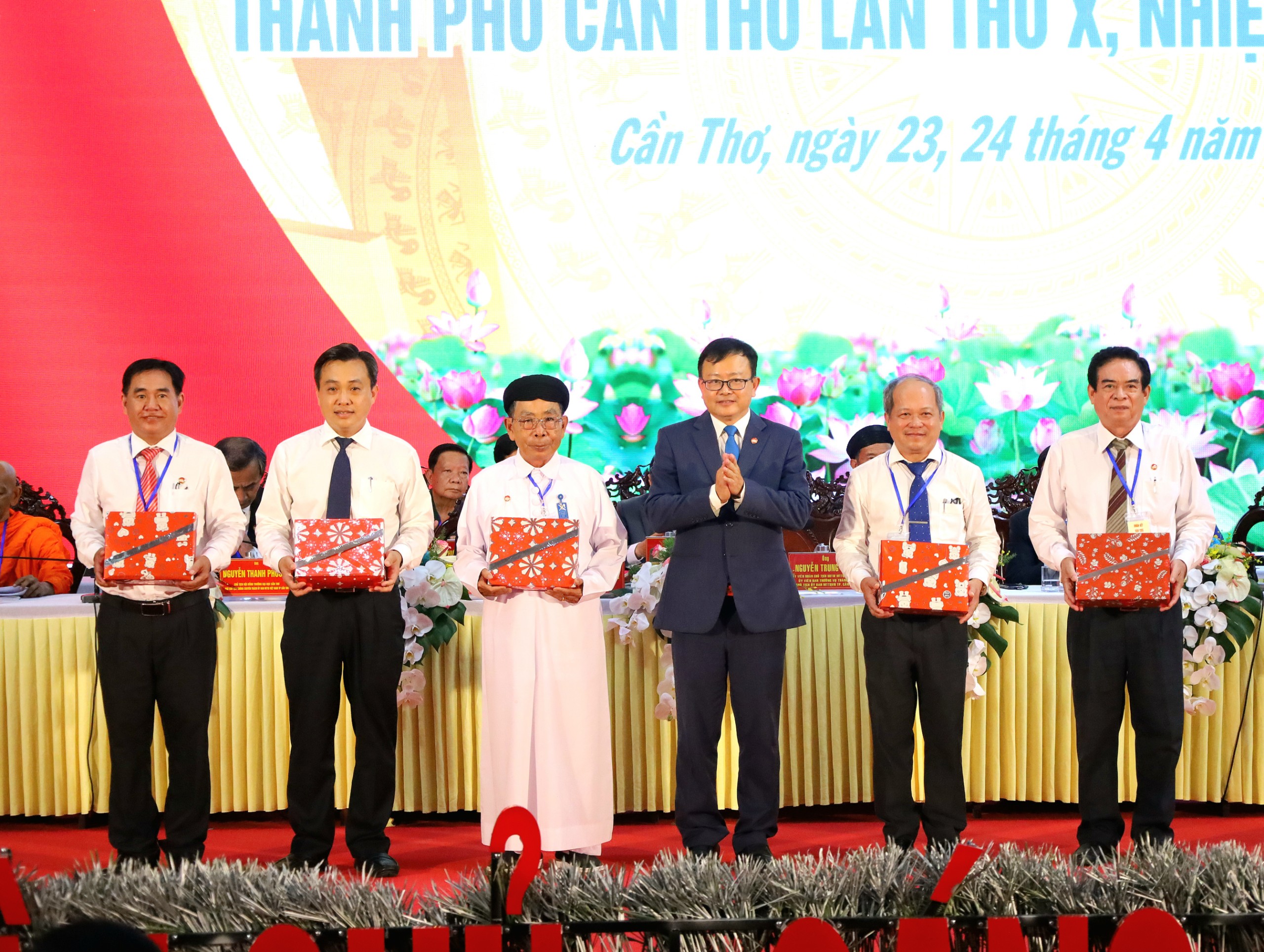 Ông Nguyễn Trung Nhân - Ủy viên BTV Thành ủy, Chủ tịch MTTQ Việt Nam TP. Cần Thơ tặng quà cho các đại biểu không tiếp tục tham gia Ủy viên Ủy ban khóa mới.