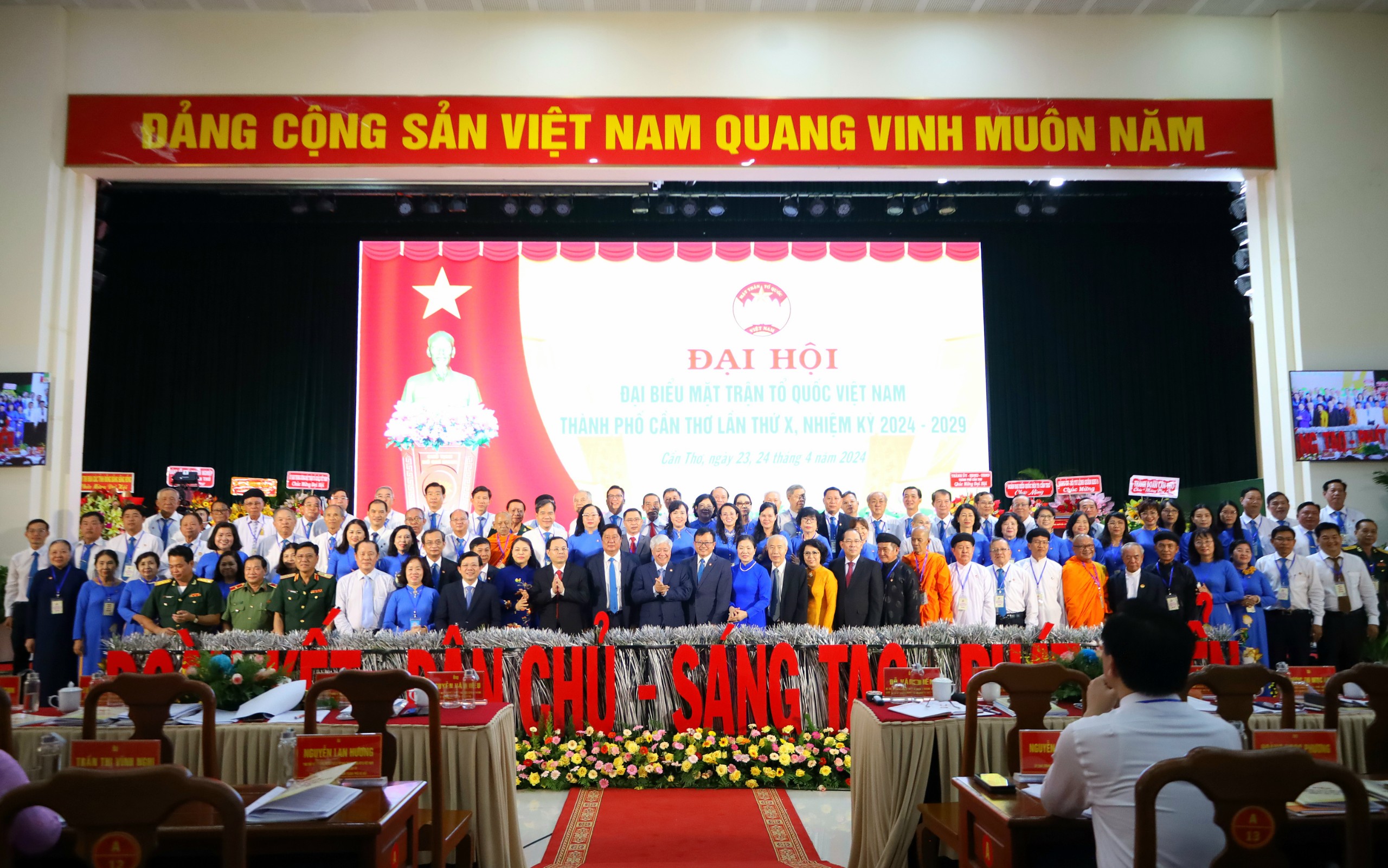 Lãnh đạo Trung ương và TP. Cần Thơ chụp hình lưu niệm cùng 89 Ủy viên Ủy ban MTTQ Việt Nam TP. Cần Thơ Khóa X nhiệm kỳ 2024 - 2029 ra mắt Đại hội.