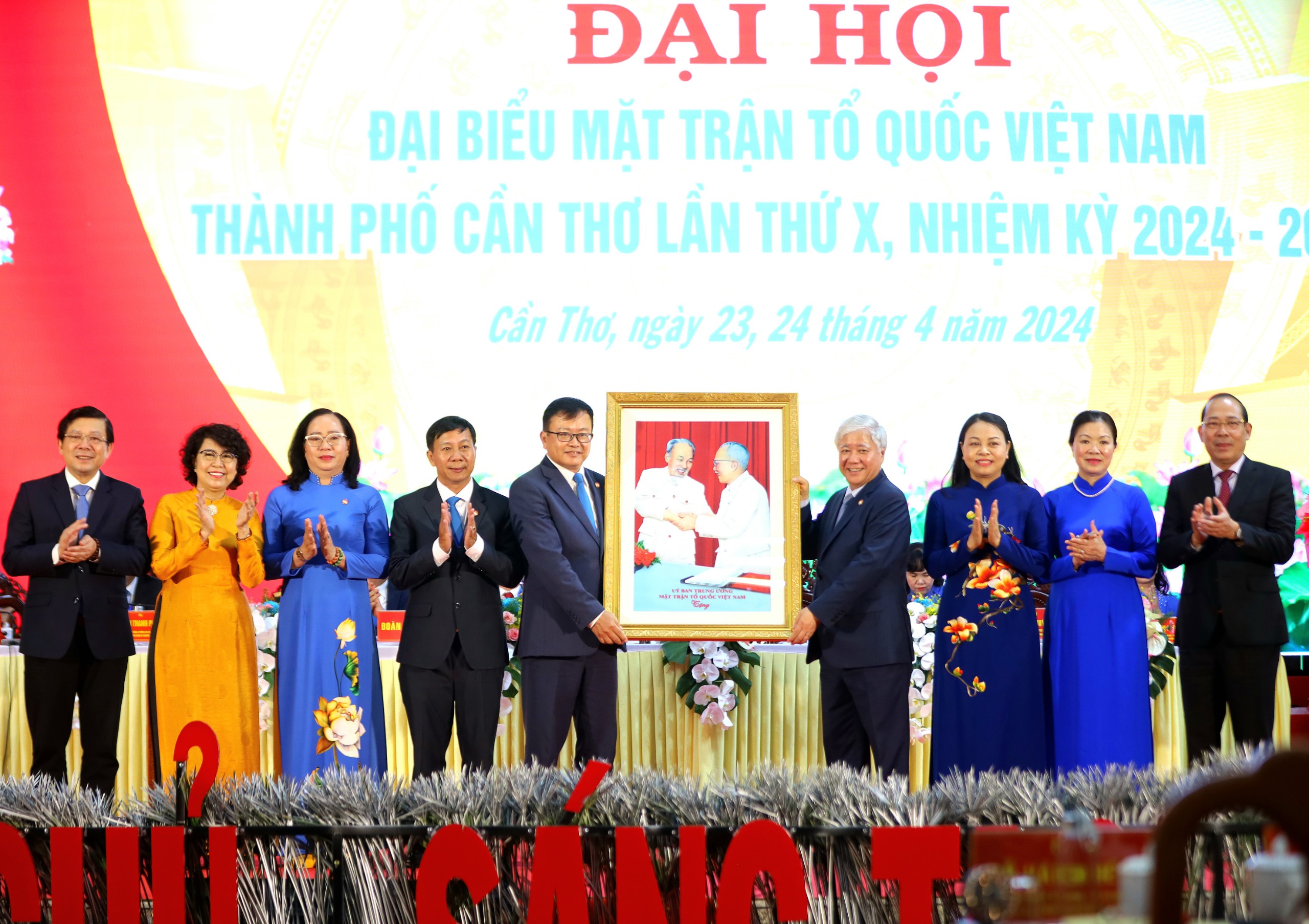 Ông Đỗ Văn Chiến - Bí thư Trung ương Đảng, Chủ tịch UBTƯ MTTQ Việt Nam thay mặt lãnh đạo Ủy ban Trung ương MTTQ Việt Nam tặng ảnh cho MTTQ Việt Nam TP. Cần Thơ.