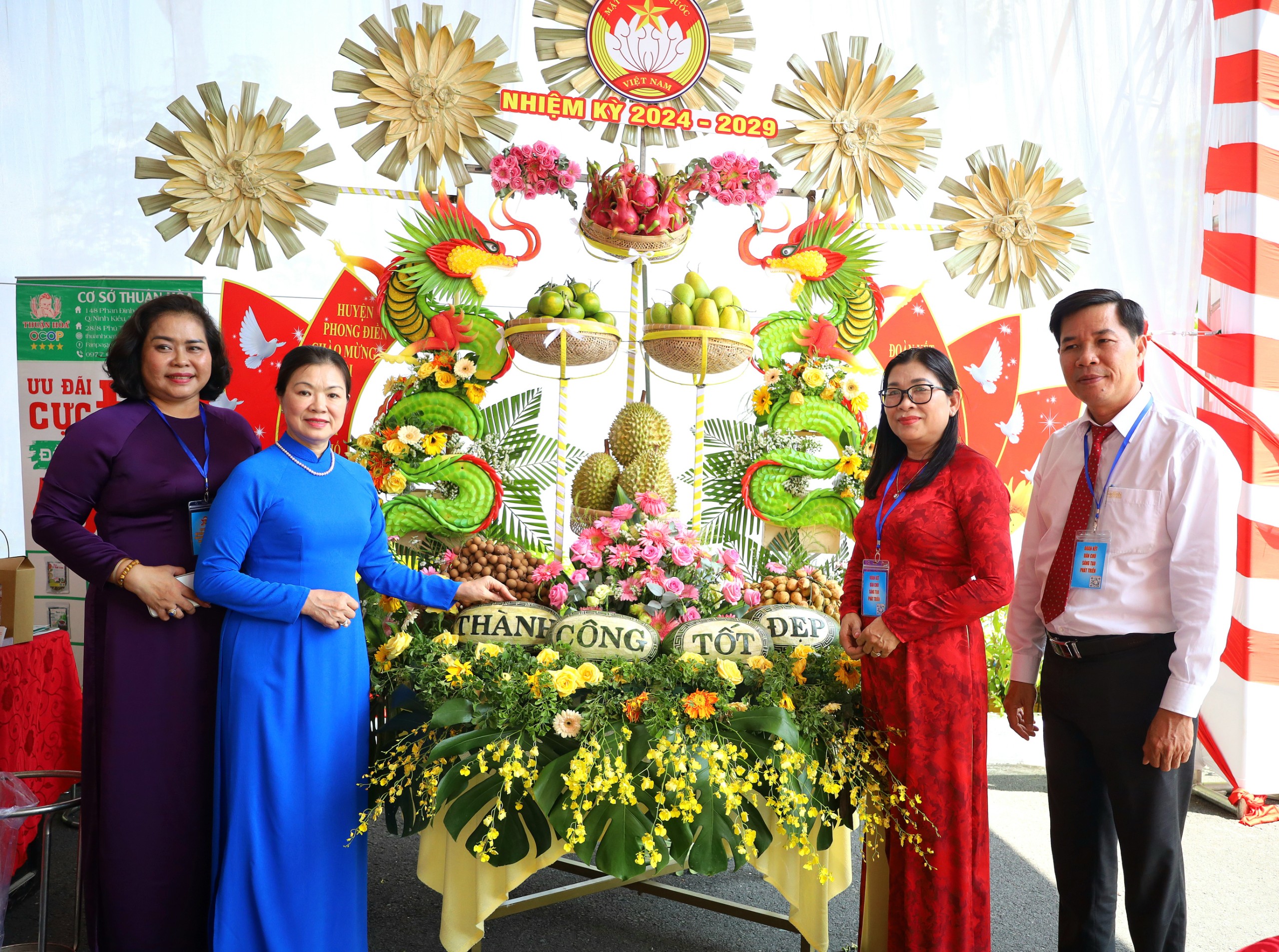 Bà Trương Thị Ngọc Ánh - Phó Chủ tịch Ủy ban Trung ương MTTQ Việt Nam chụp hình lưu niệm cùng các đoàn tham dự Đại hội.