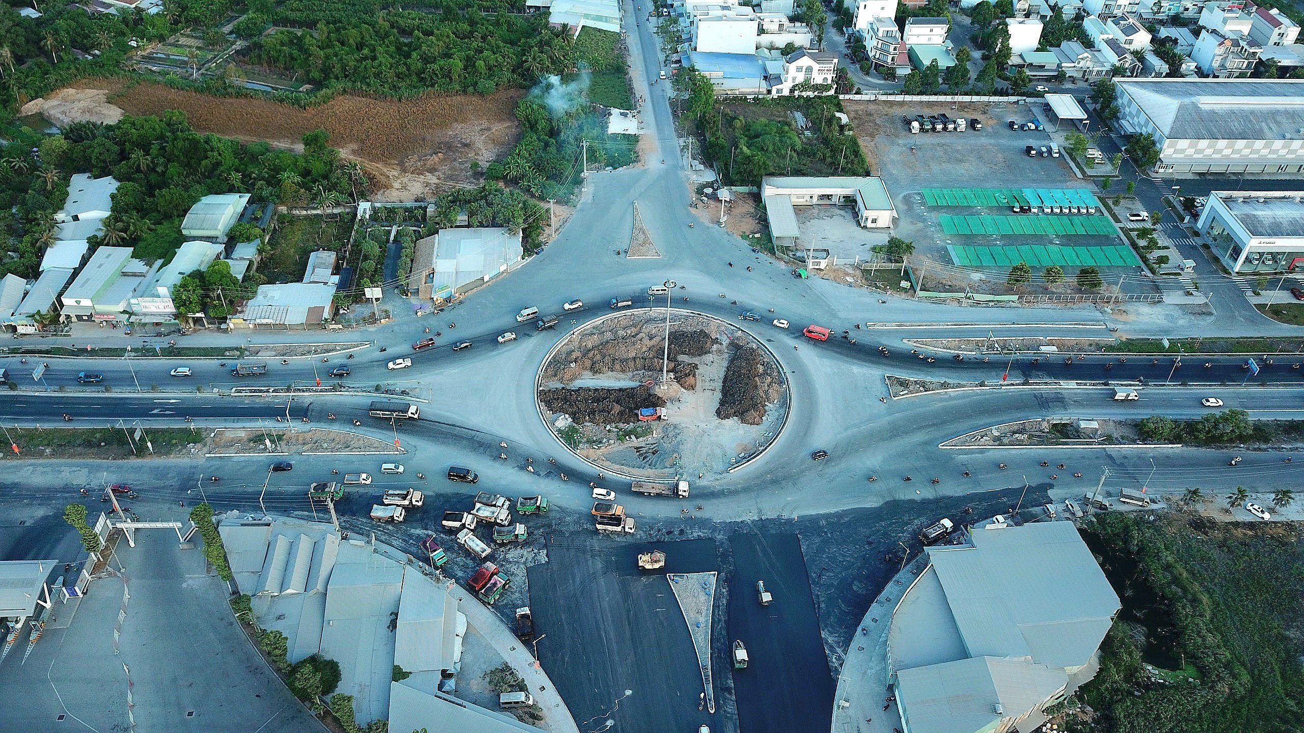 Vòng xoay đường dẫn vào cầu Trần Hoàng Na đoạn trên quốc lộ 1A đang dần được hoàn thiện.