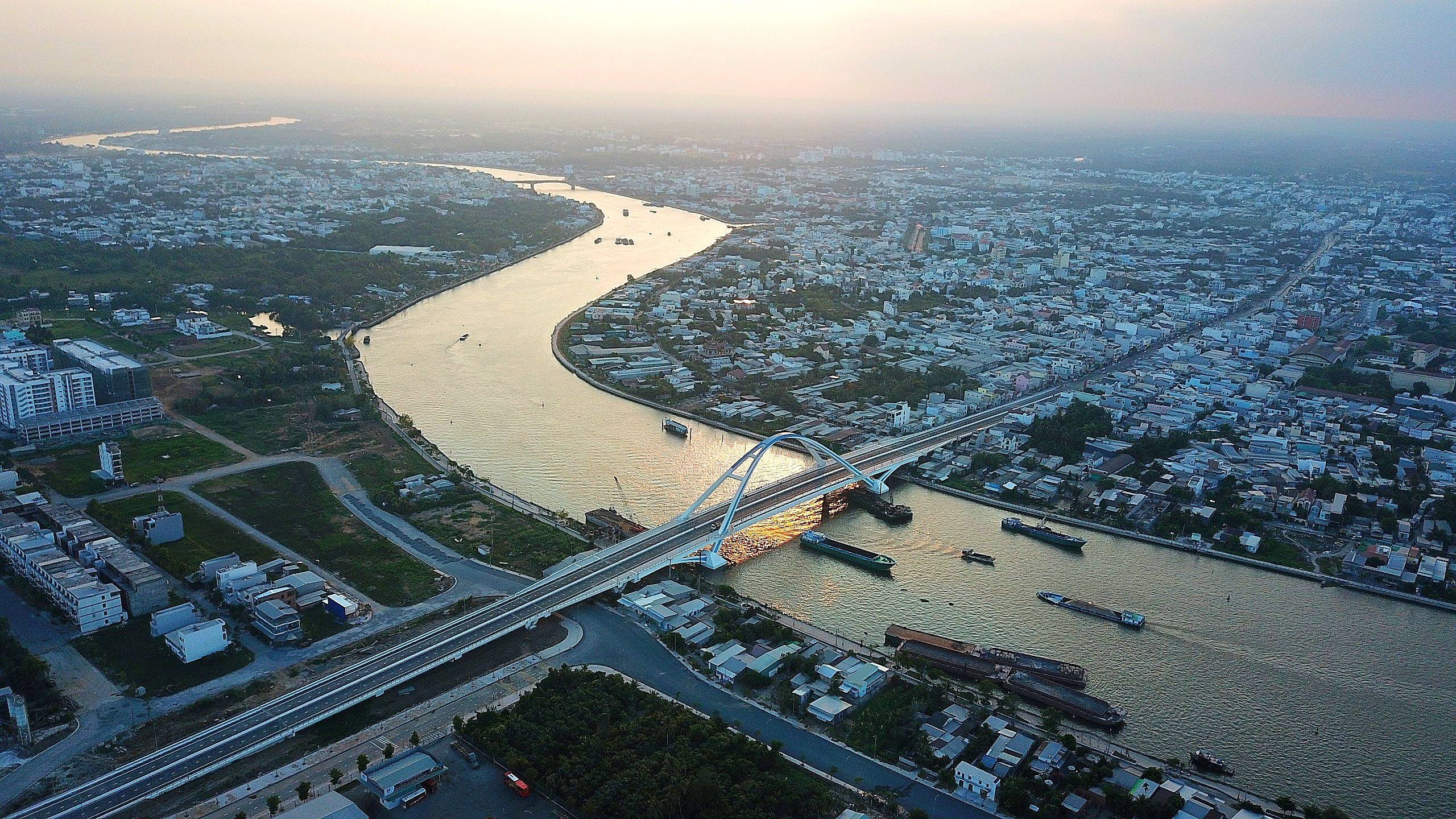 Cầu Trần Hoàng Na bắc qua sông Cần Thơ, nối trung tâm TP (thuộc quận Ninh Kiều) với các khu đô thị phía Nam và tuyến quốc lộ 1A (thuộc quận Cái Răng).