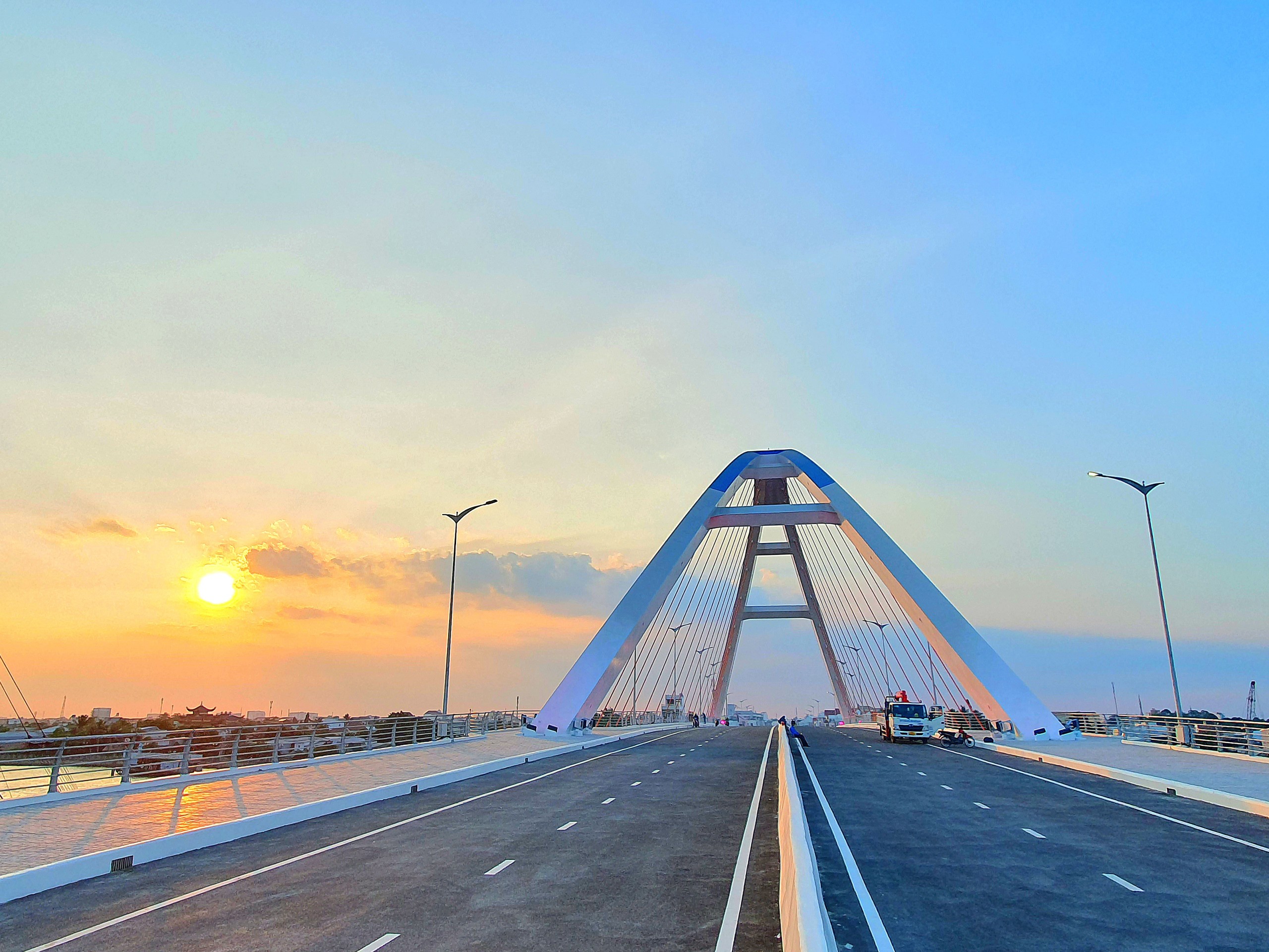 Cầu Trần Hoàng Na có vị trí đẹp để ngắm bình minh.