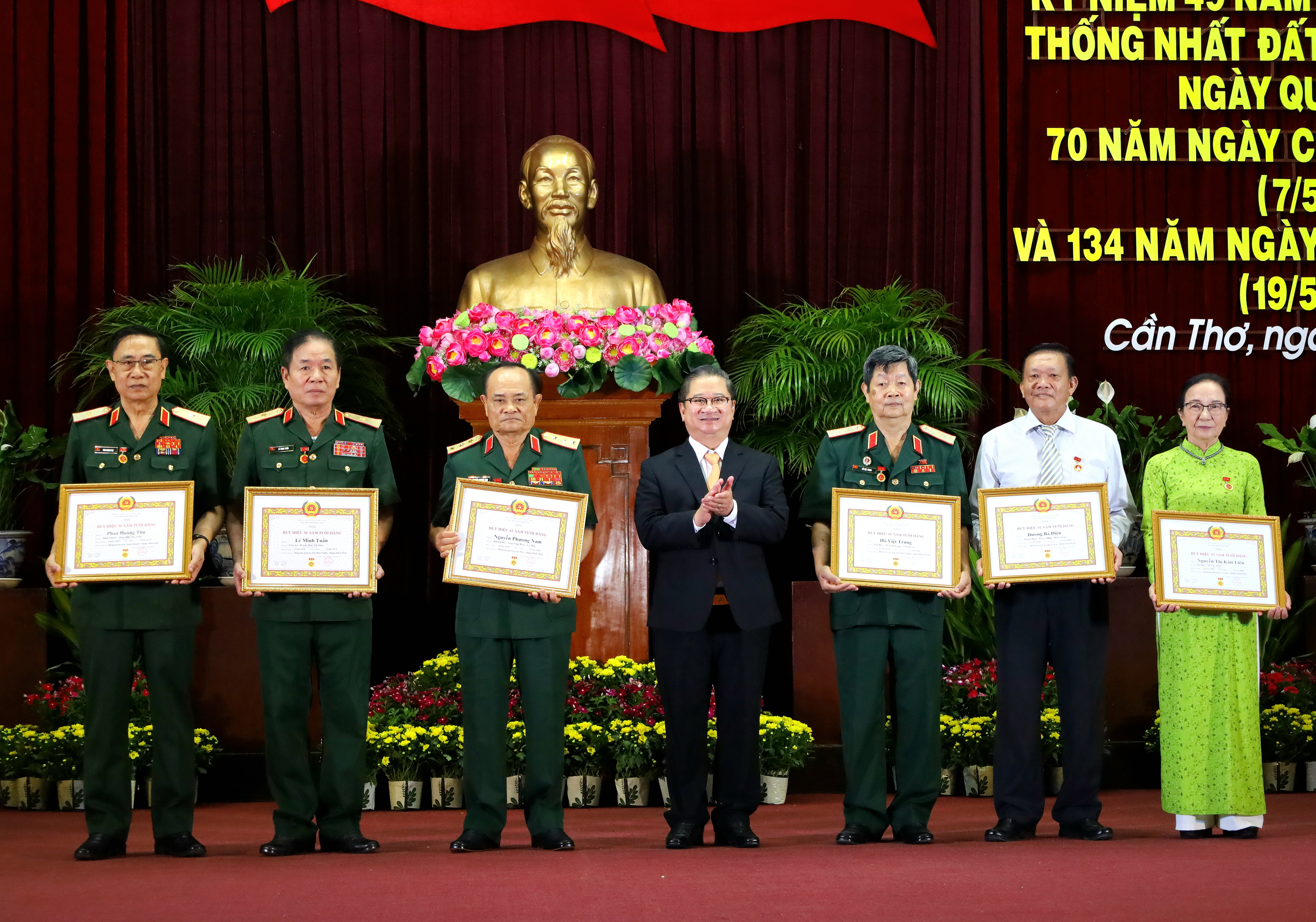 Ông Trần Việt Trường - Phó Bí thư Thành uỷ, Chủ tịch UBND TP. Cần Thơ trao tặng Huy hiệu Đảng cho các Đảng viên cao niên tuổi Đảng.
