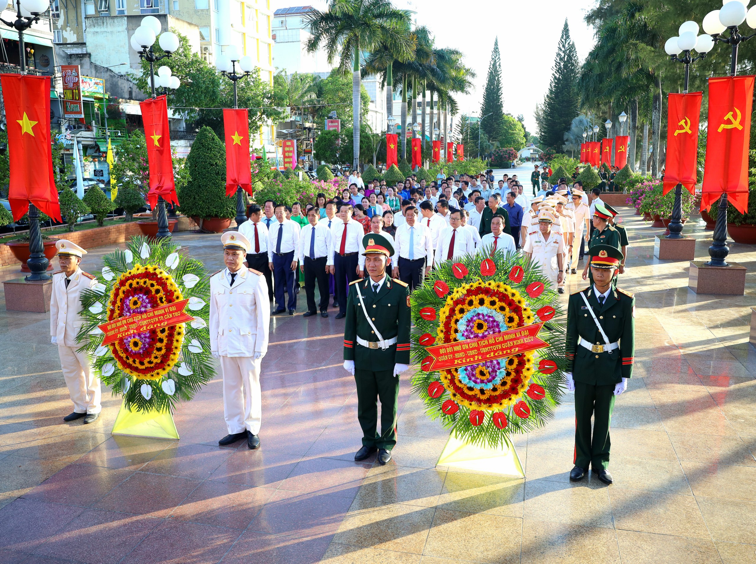 Đoàn Thành ủy - Hội đồng nhân dân - Ủy ban nhân dân - Ủy ban Mặt trận Tổ quốc Việt Nam TP. Cần Thơ và Quận Ninh Kiều viếng Tượng đài Bác Hồ tại Bến Ninh Kiều.