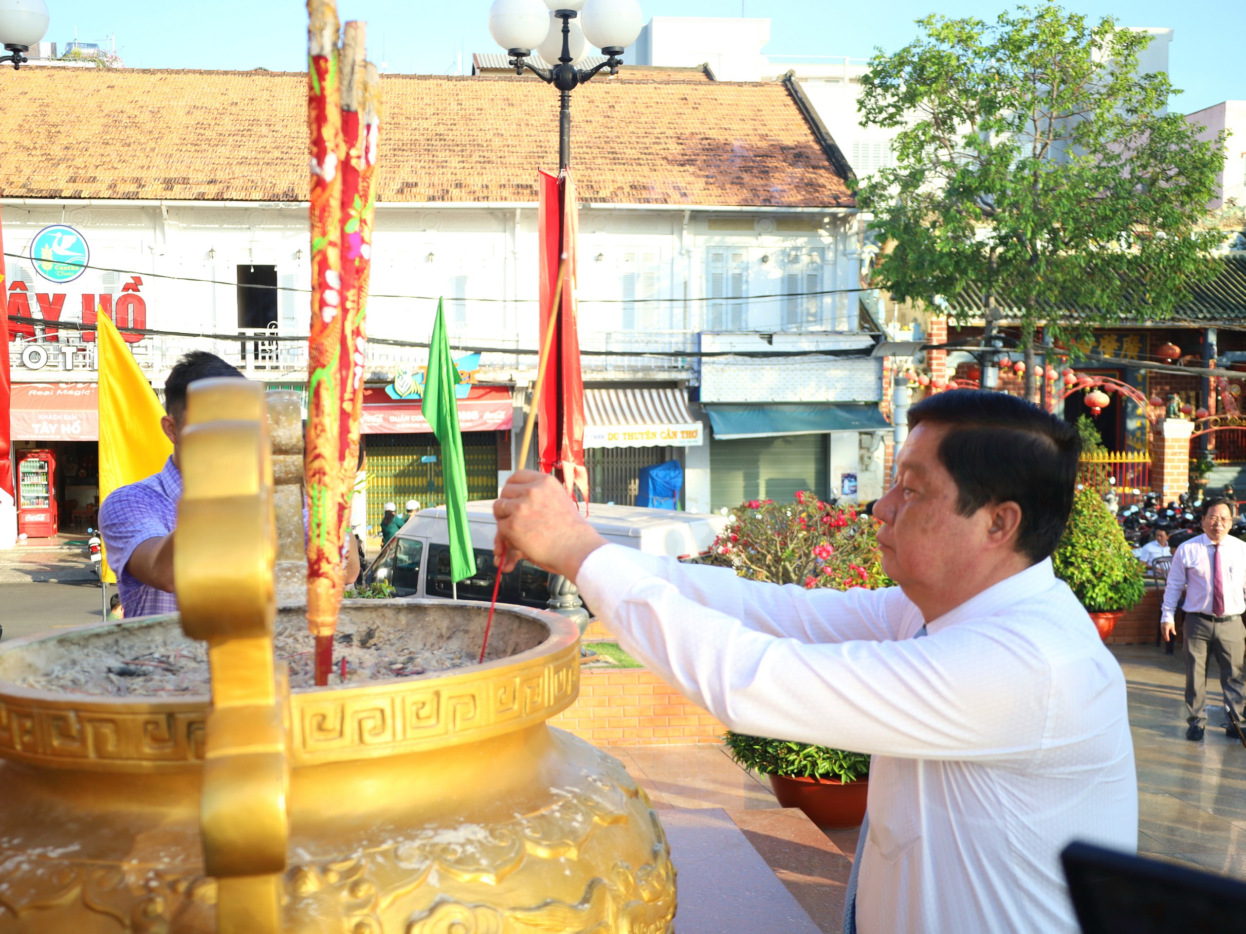 Ông Phạm Văn Hiểu – Phó Bí thư Thường trực Thành ủy, Chủ tịch HĐND TP. Cần Thơ thắp hương dâng Chủ tịch Hồ Chí Minh.