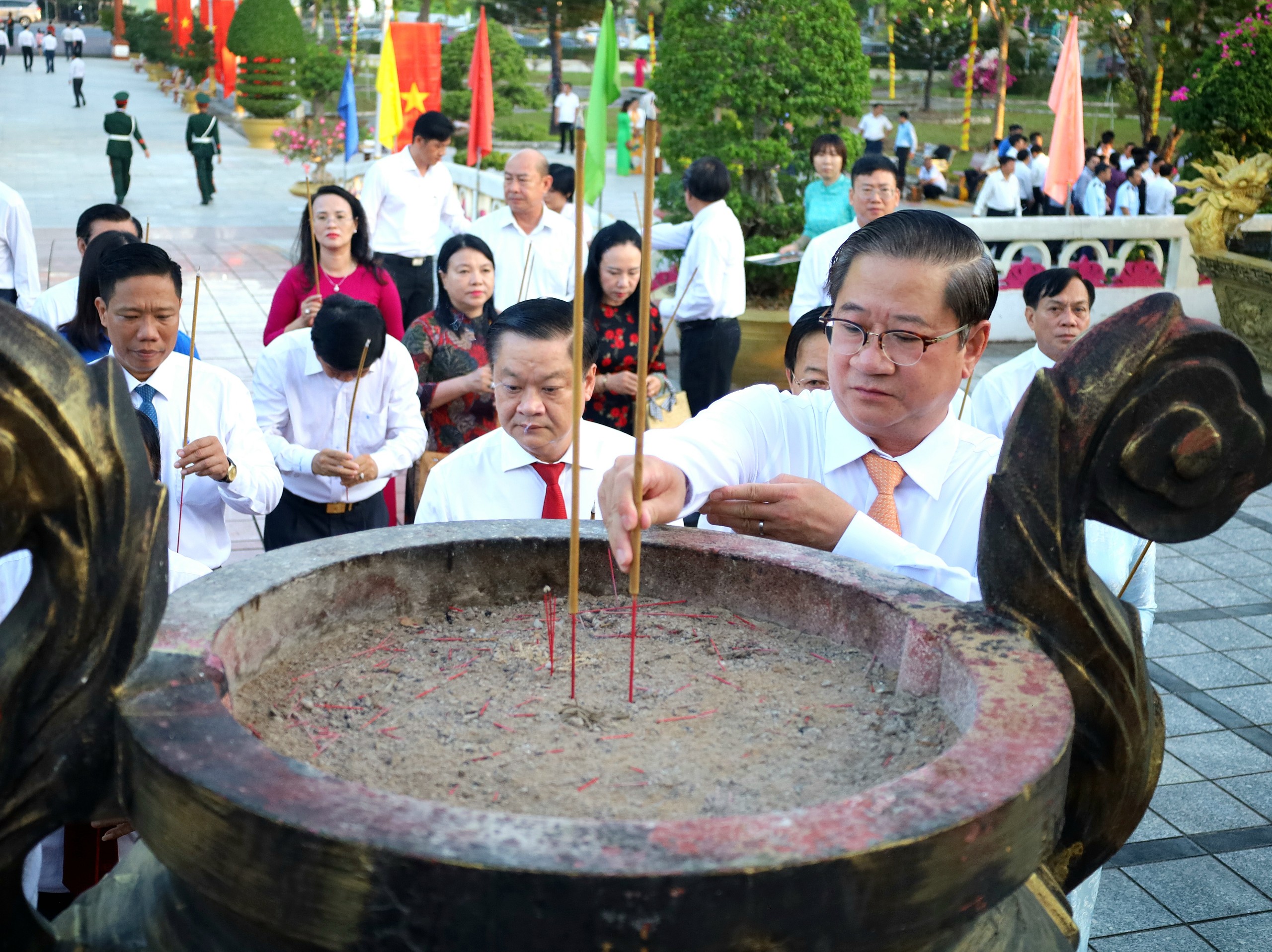 Ông Trần Việt Trường – Phó Bí thư Thành ủy, Chủ tịch Ủy ban nhân dân TP. Cần Thơ thắp hương tưởng nhớ các anh hùng liệt sĩ.