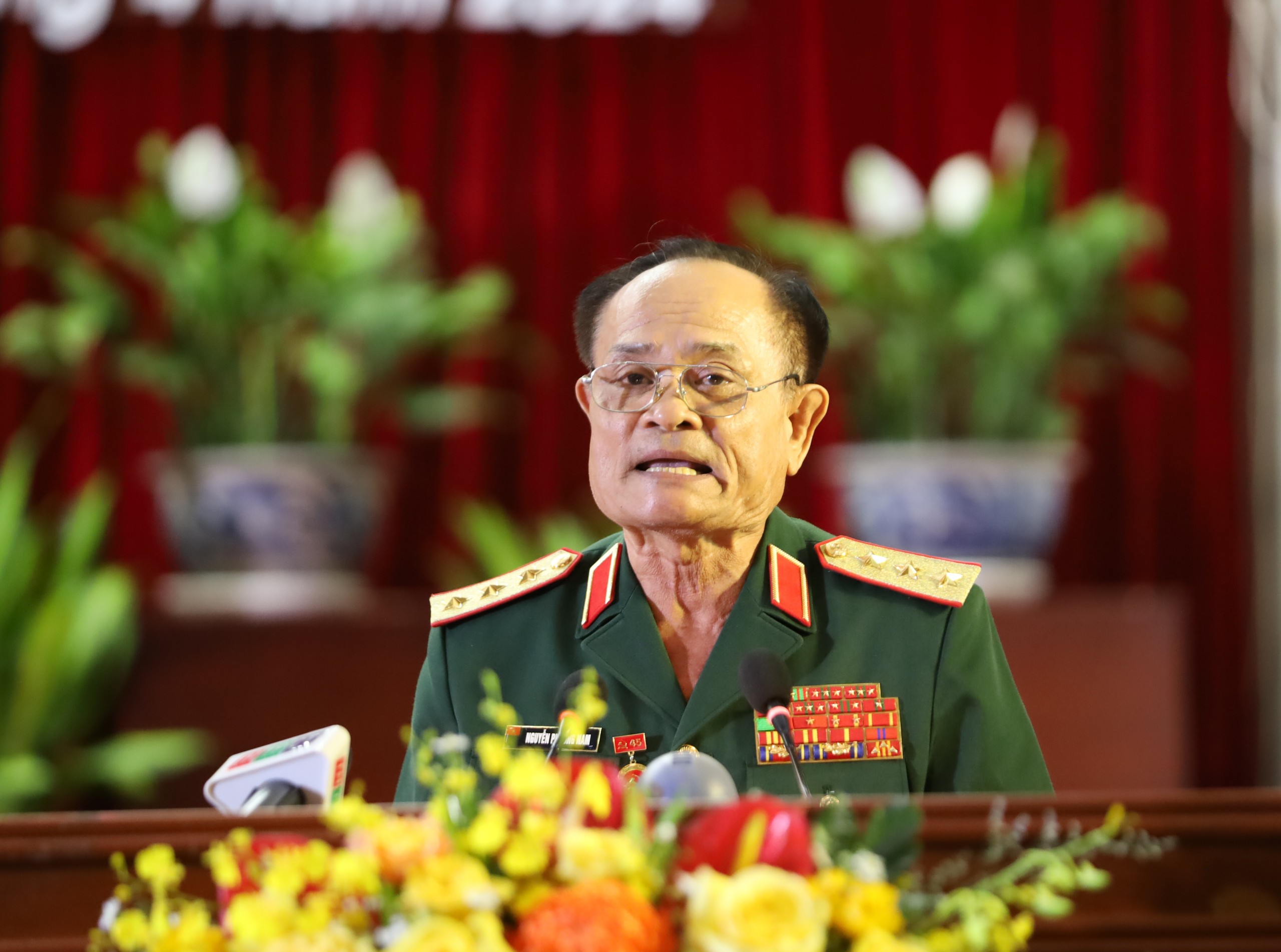 Thượng tướng Nguyễn Phương Nam - nguyên Phó Tổng Tham mưu trưởng Quân đội nhân dân Việt Nam thay mặt các Đảng viên cao niên tuổi Đảng nhận Huy hiệu Đảng phát biểu cảm tưởng.