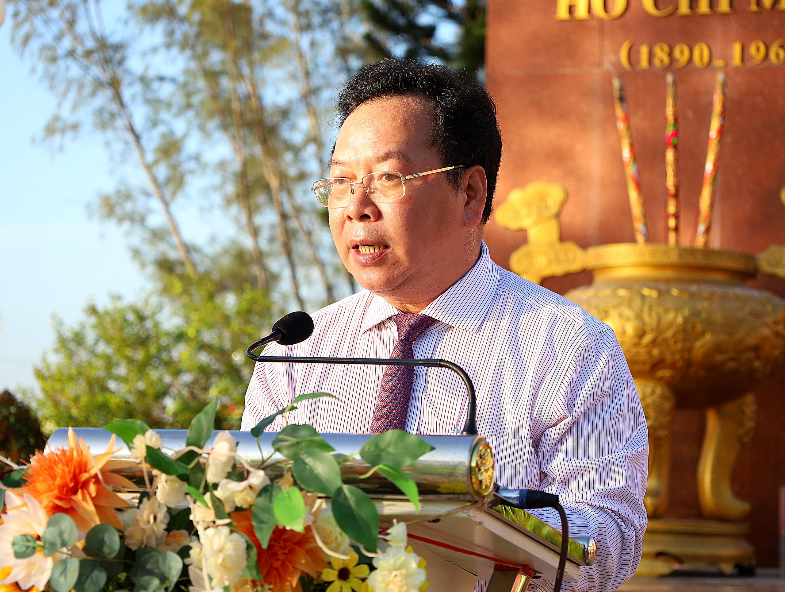 Ông Nguyễn Ngọc Ánh - Phó Chủ tịch UBND quận Ninh Kiều đọc báo công dâng Bác.
