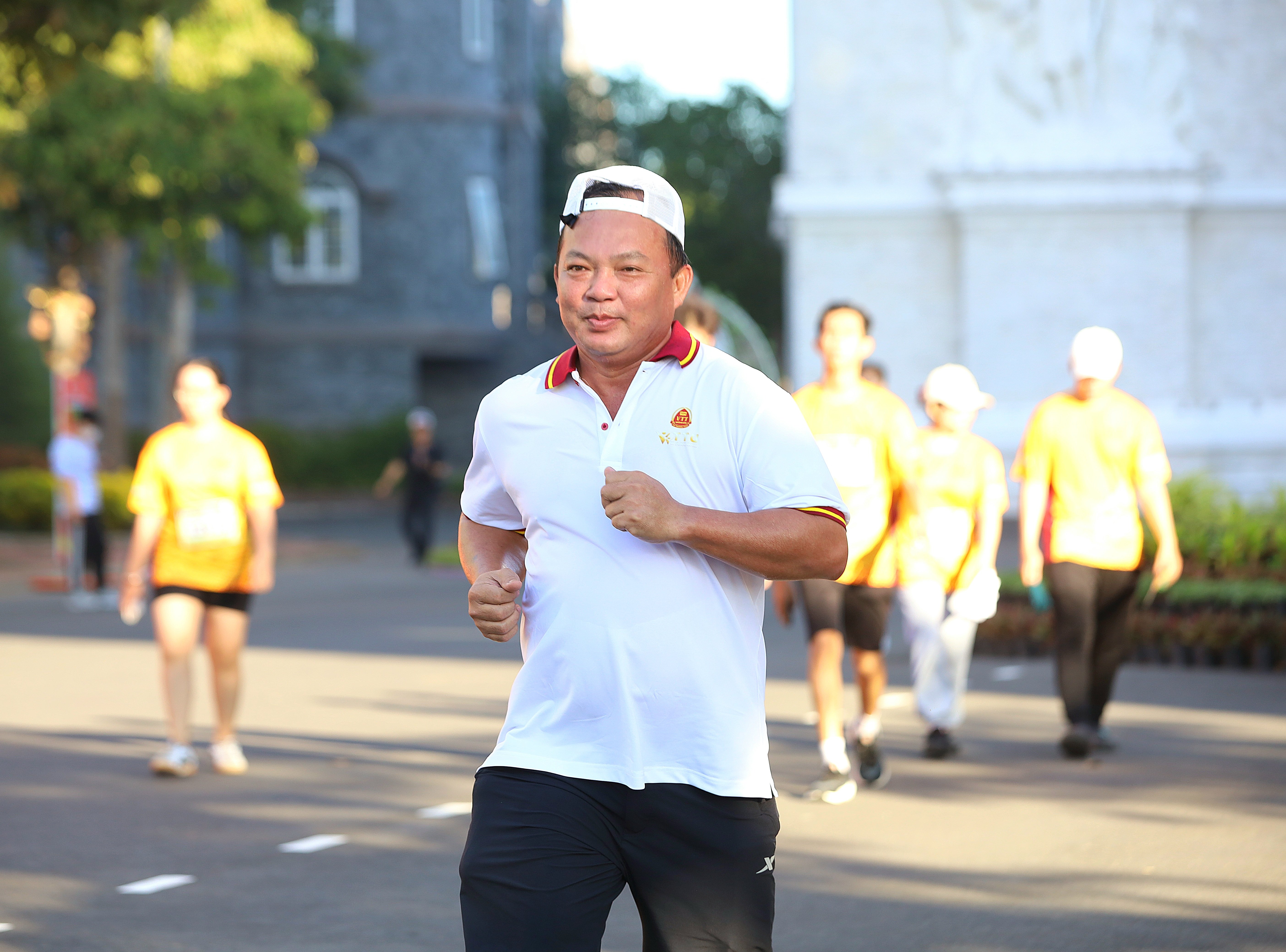 Ông Nguyễn Văn Hoà - Phó Chủ tịch UBND tỉnh Hậu Giang tham gia chạy tại giải.