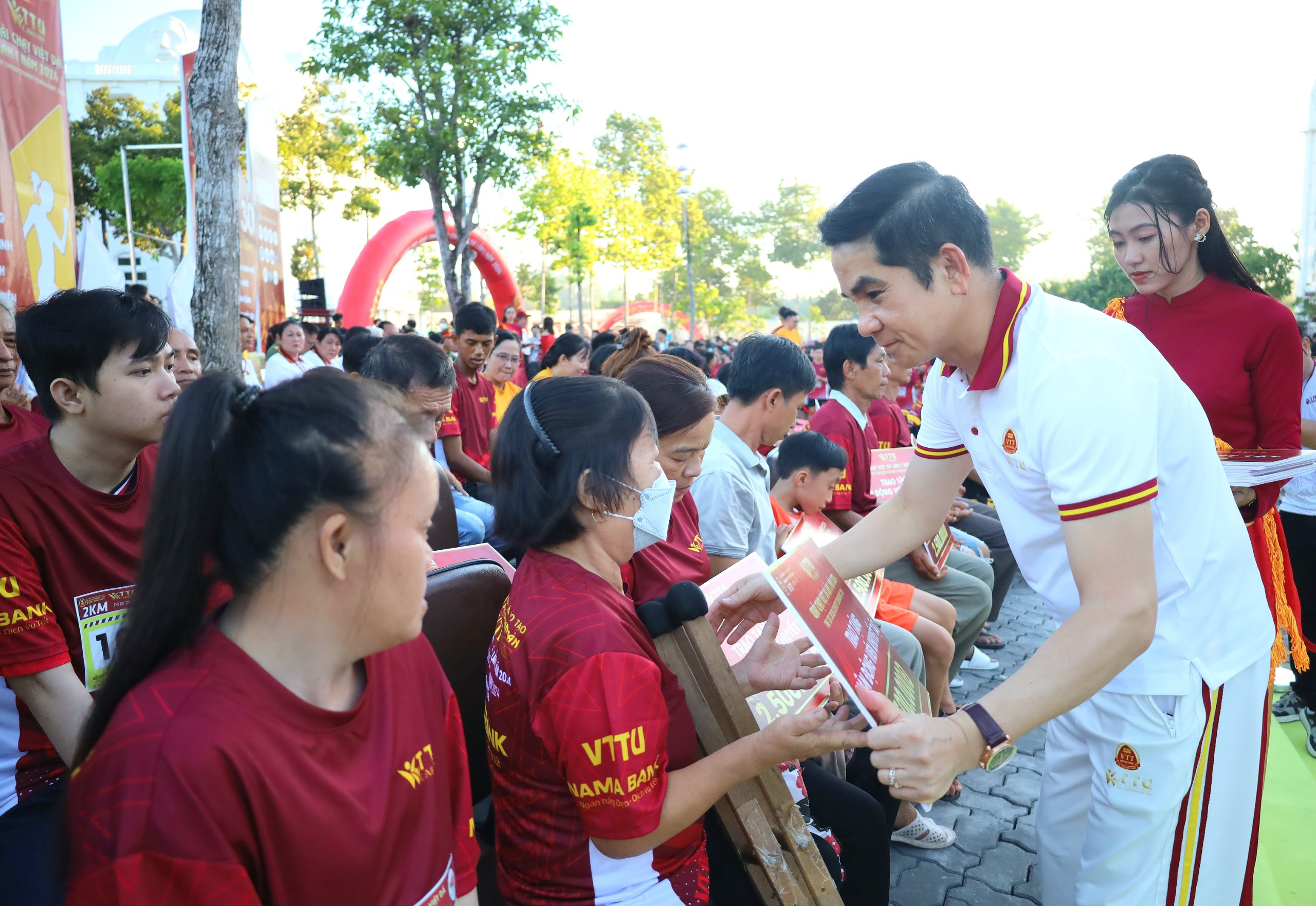 Tiến sĩ Dương Đăng Khoa - Hiệu trưởng Trường Đại học Võ Trường Toản trao tặng quà cho người khuyết tật.