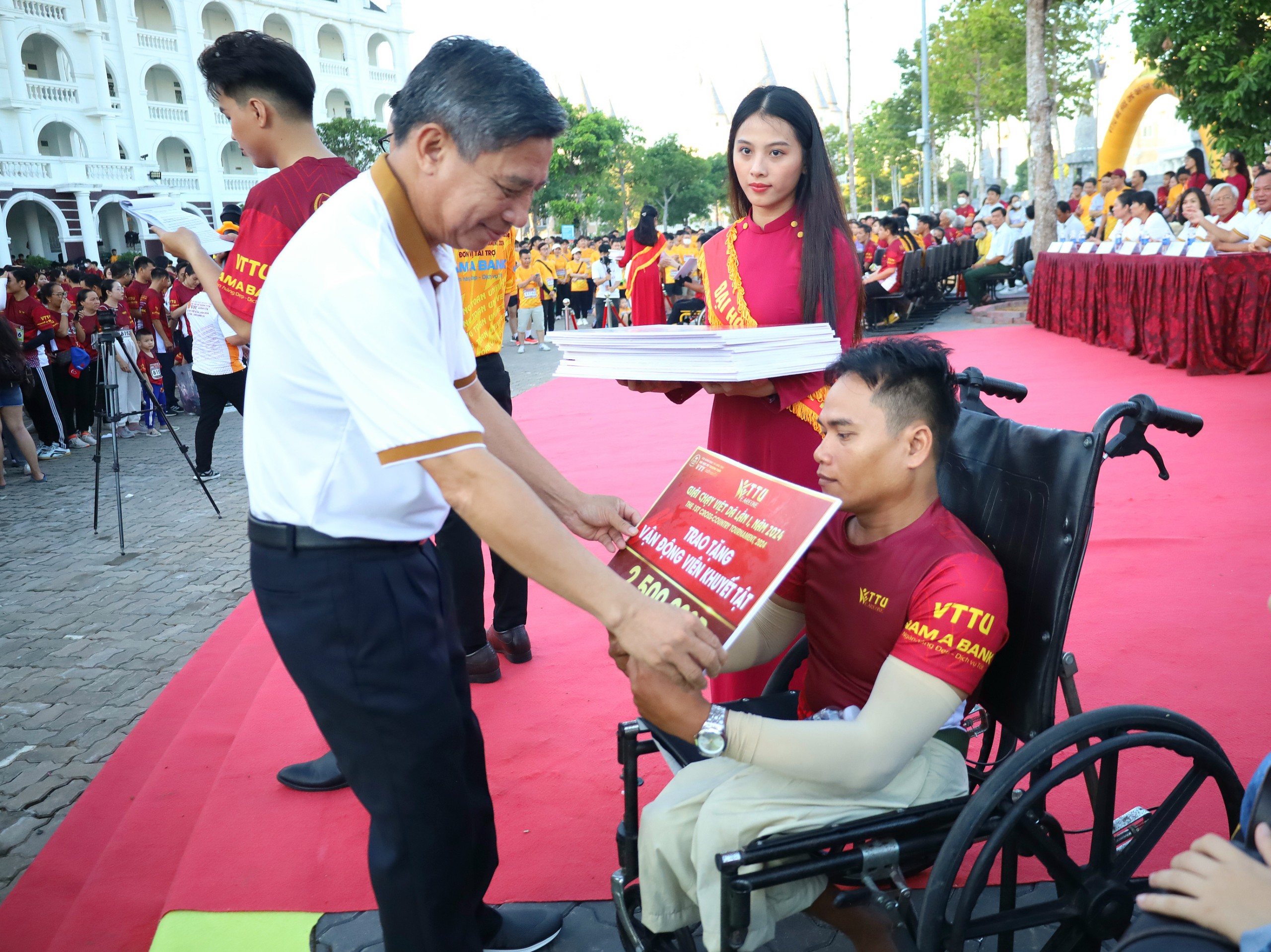 Ông Đồng Văn Thanh - Phó Bí thư Tỉnh ủy, Chủ tịch UBND tỉnh Hậu Giang trao tặng quà cho người khuyết tật.