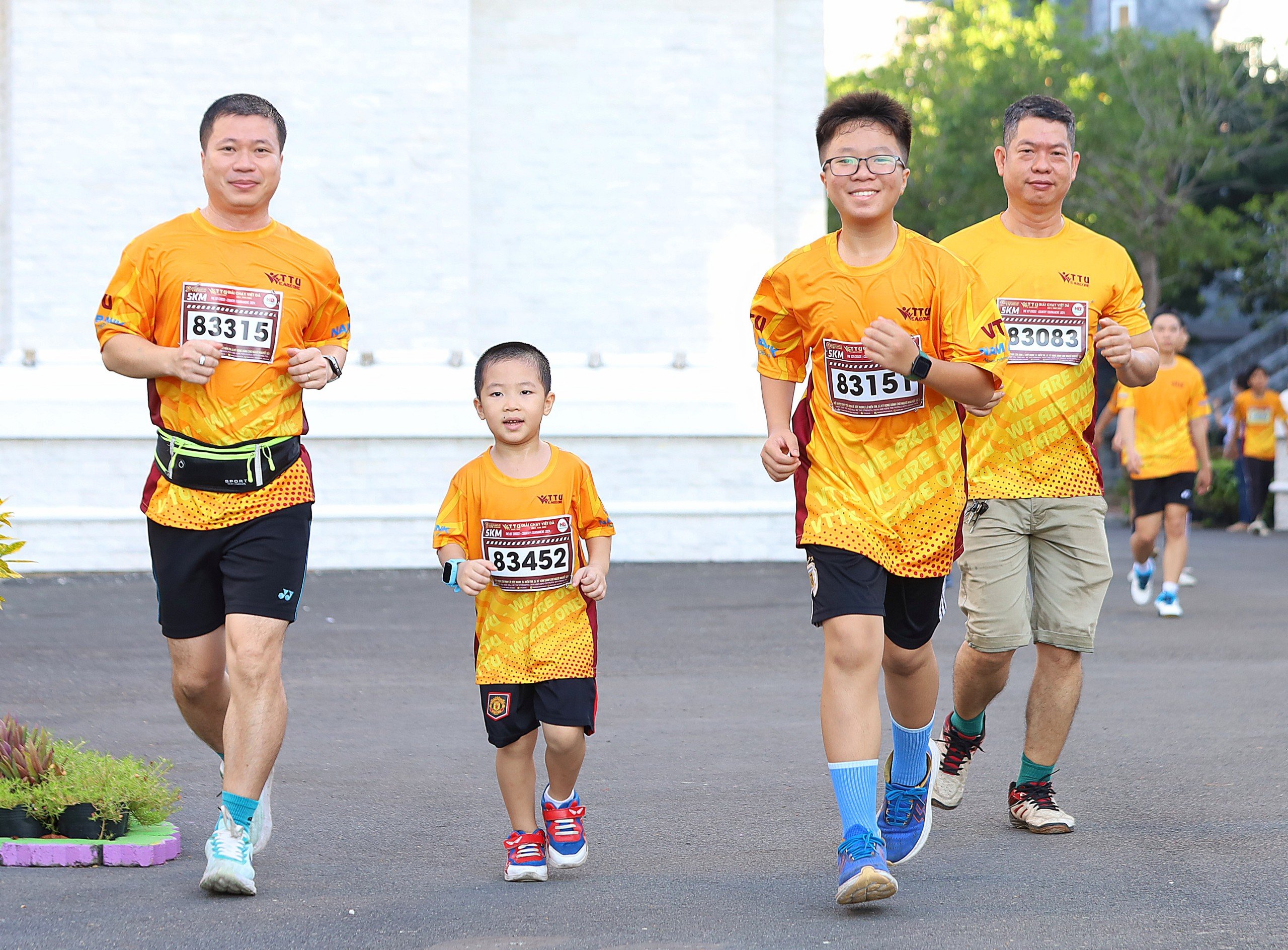 Một gia đình tham gia chạy cự ly 5km.