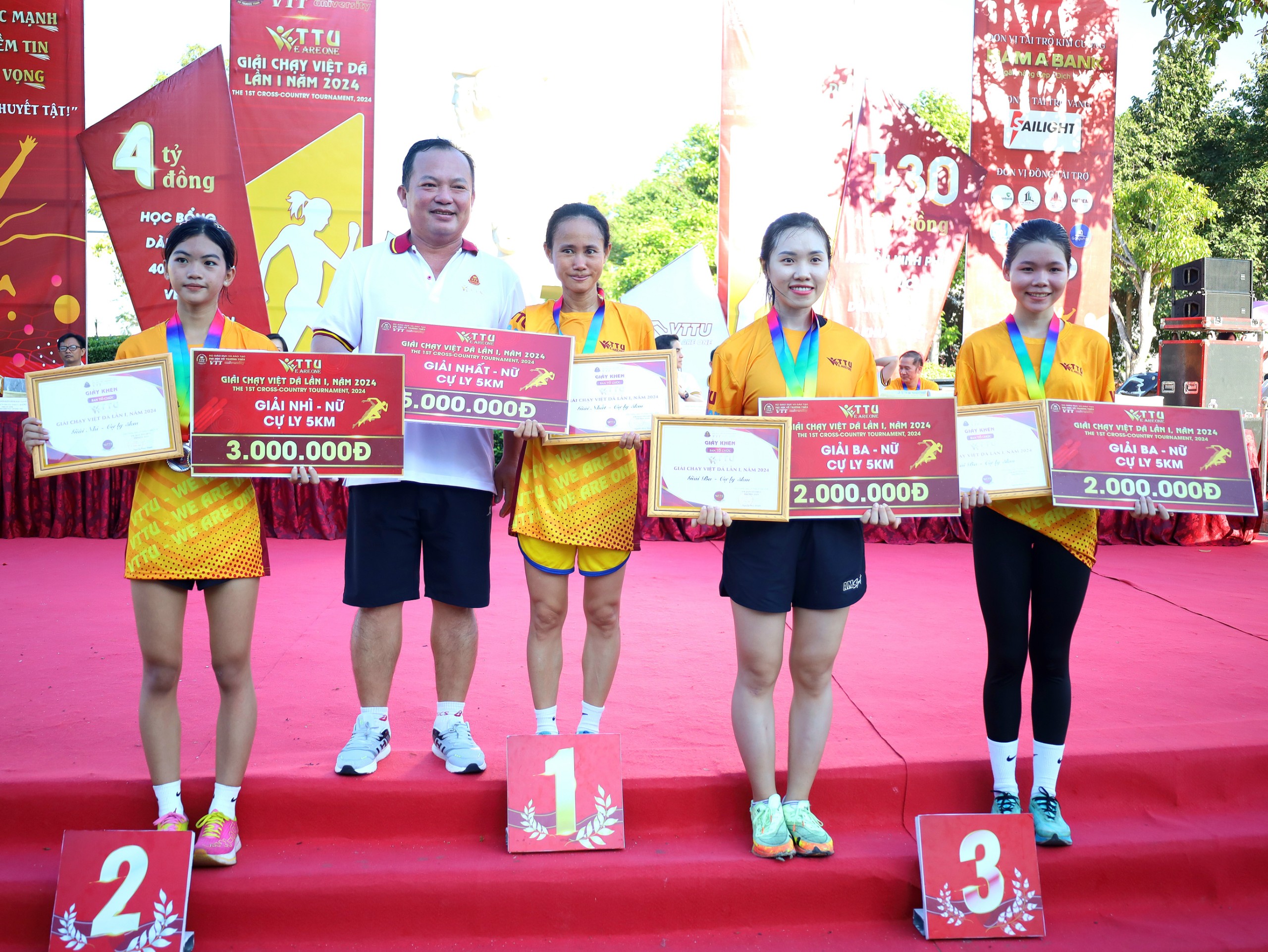 Ông Nguyễn Văn Hoà - Phó Chủ tịch UBND tỉnh Hậu Giang trao giải cho các vận động viên nữ đạt giải cao cự ly 5km.