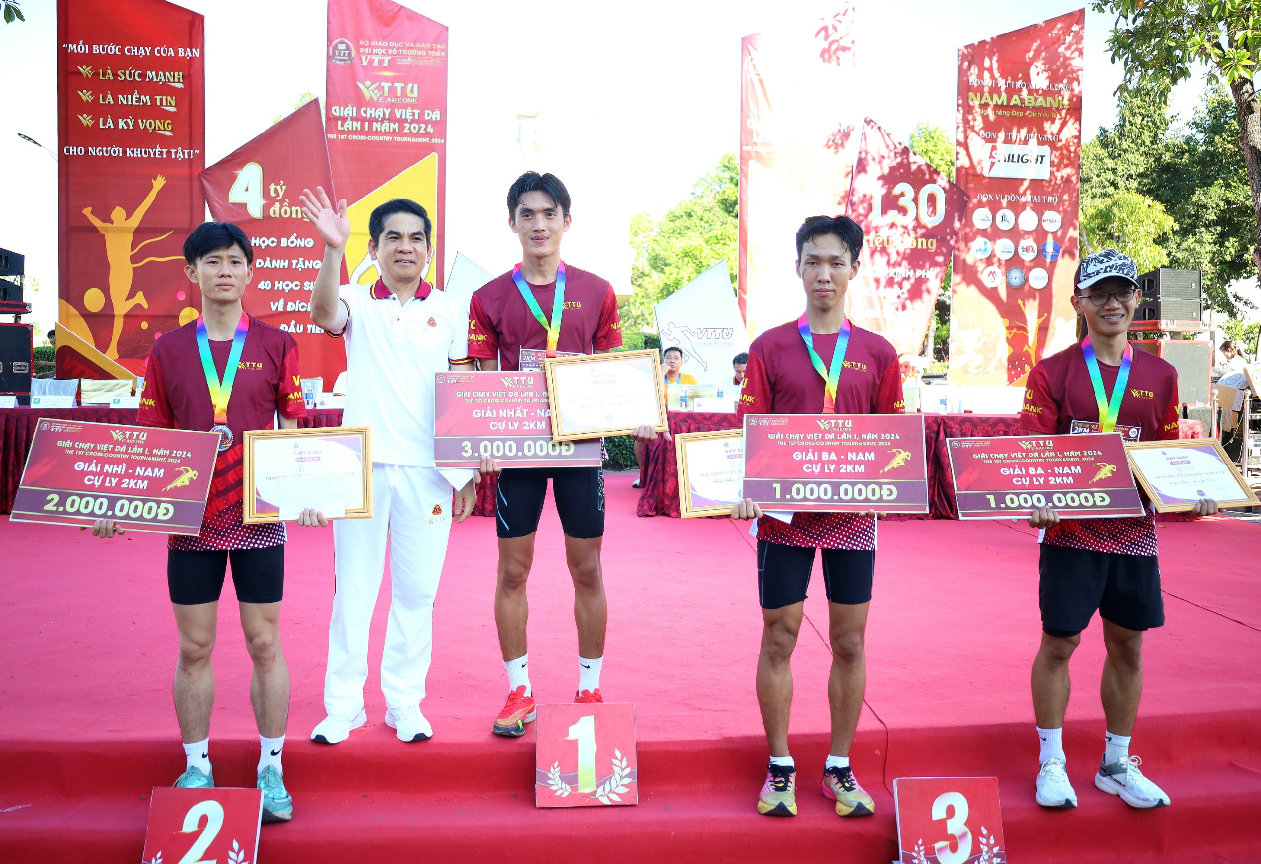 Tiến sĩ Dương Đăng Khoa - Hiệu trưởng Trường Đại học Võ Trường Toản trao giải cho các vận động viên nam đạt giải cao cự ly 2km.