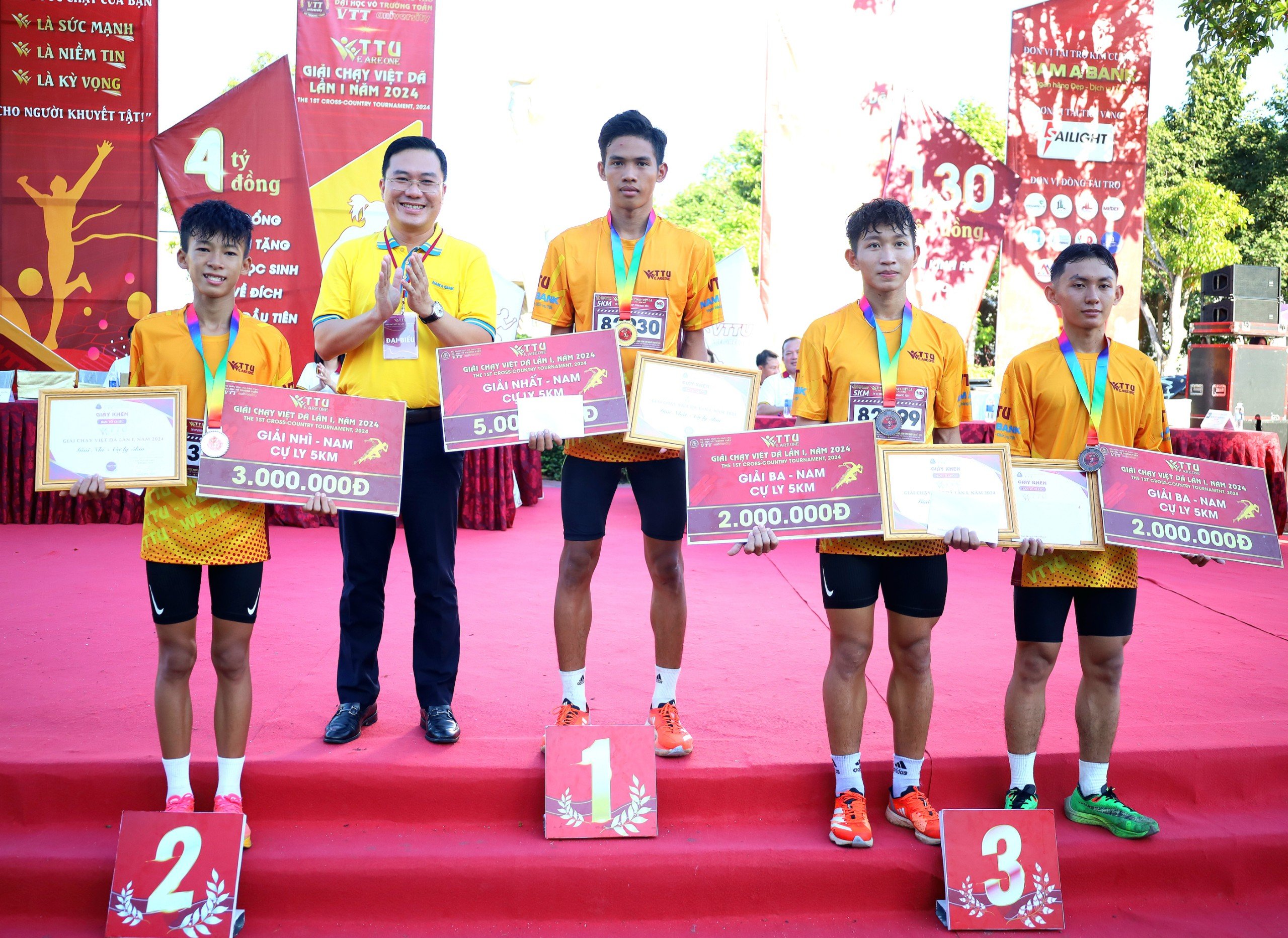 Đại diện Nam Á Bank - Chi nhánh Cần Thơ trao giải cho các vận động viên nam đạt giải cao cự ly 2km.