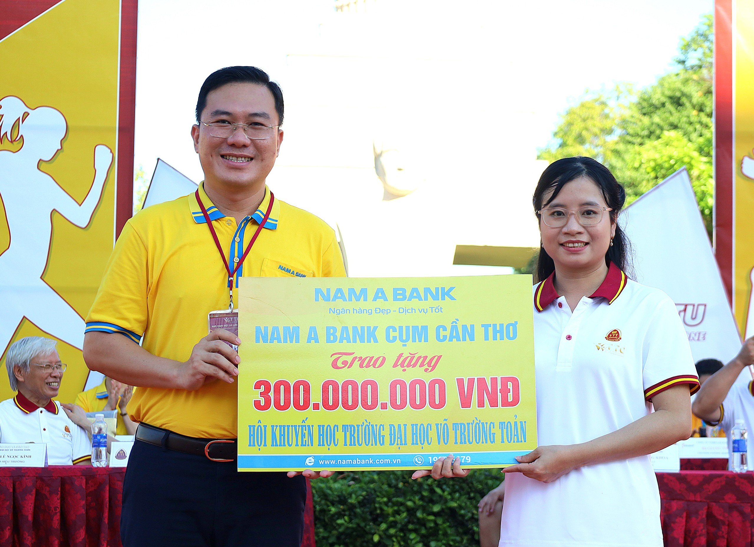 Đại diện Nam Á Bank - Chi nhánh Cần Thơ trao tặng Hội khuyến học Trường Đại học Võ Trường Toản số tiền 300 triệu đồng.