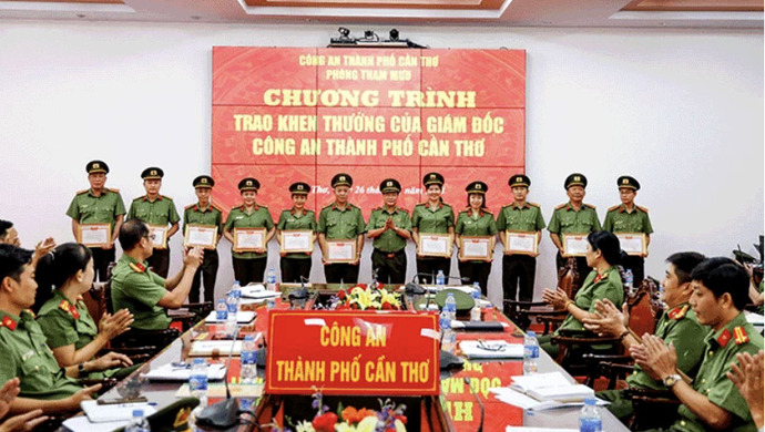 Thiếu tướng Nguyễn Văn Thuận, Giám đốc CATP Cần Thơ trao khen thưởng các tập thể, cá nhân Phòng Tham mưu có thành tích xuất sắc trong công tác. Ảnh: CATP Cần Thơ