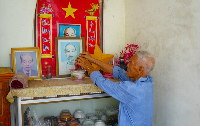 Cựu chiến binh Dương Lý Quảng, ngụ ấp Chống Mỹ, xã Khánh Bình, huyện Trần Văn Thời thắp hương, tưởng nhớ Bác Hồ - vị cha già kính yêu của dân tộc.