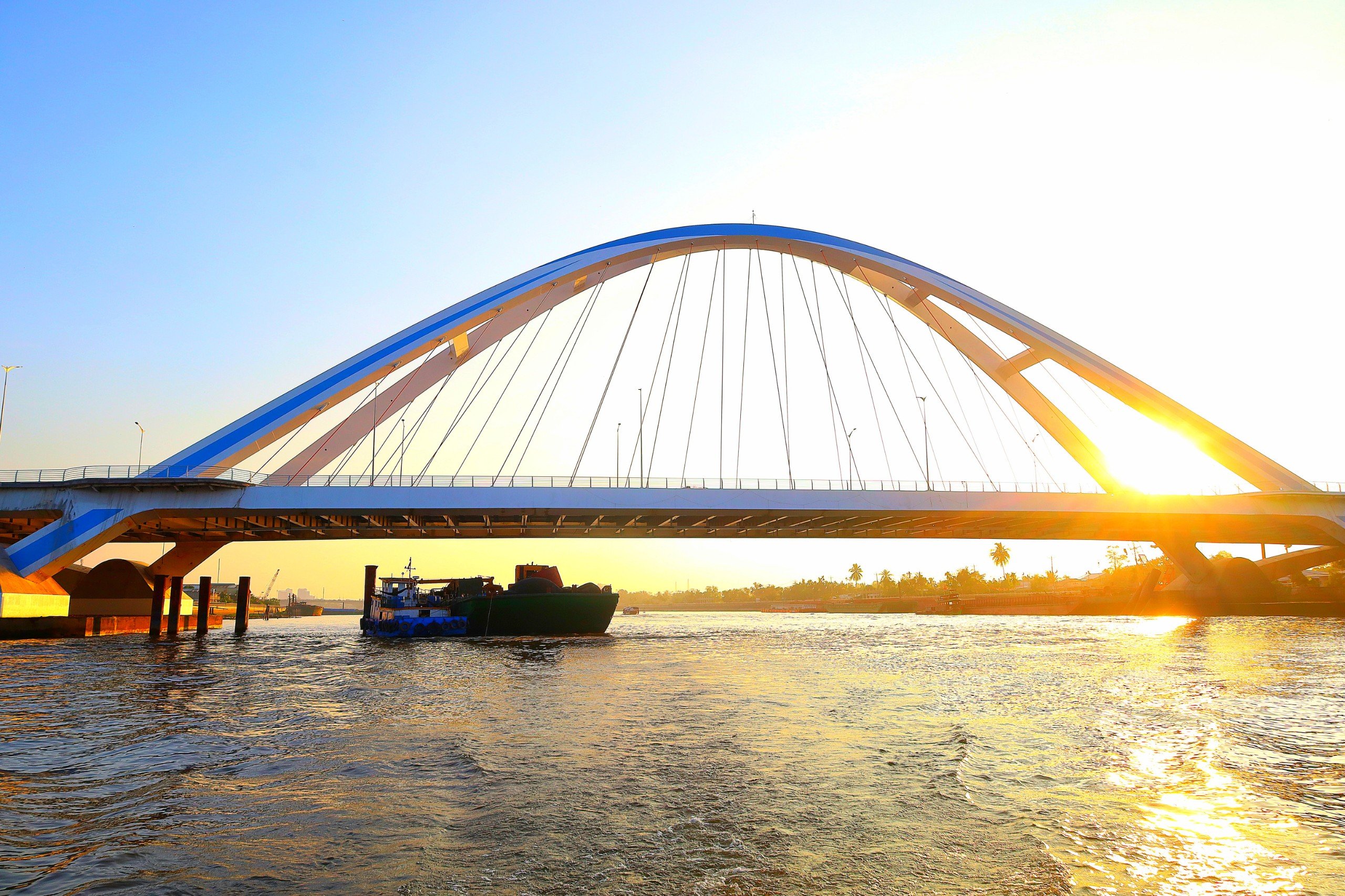 Cầu Trần Hoàng Na vừa được đưa vào sử dụng đẹp lung linh khi ánh bình minh vừa ló dạng, nơi đây đang trở thành địa điểm check in mới của các du khách khi tham quan Chợ nổi Cái Răng.