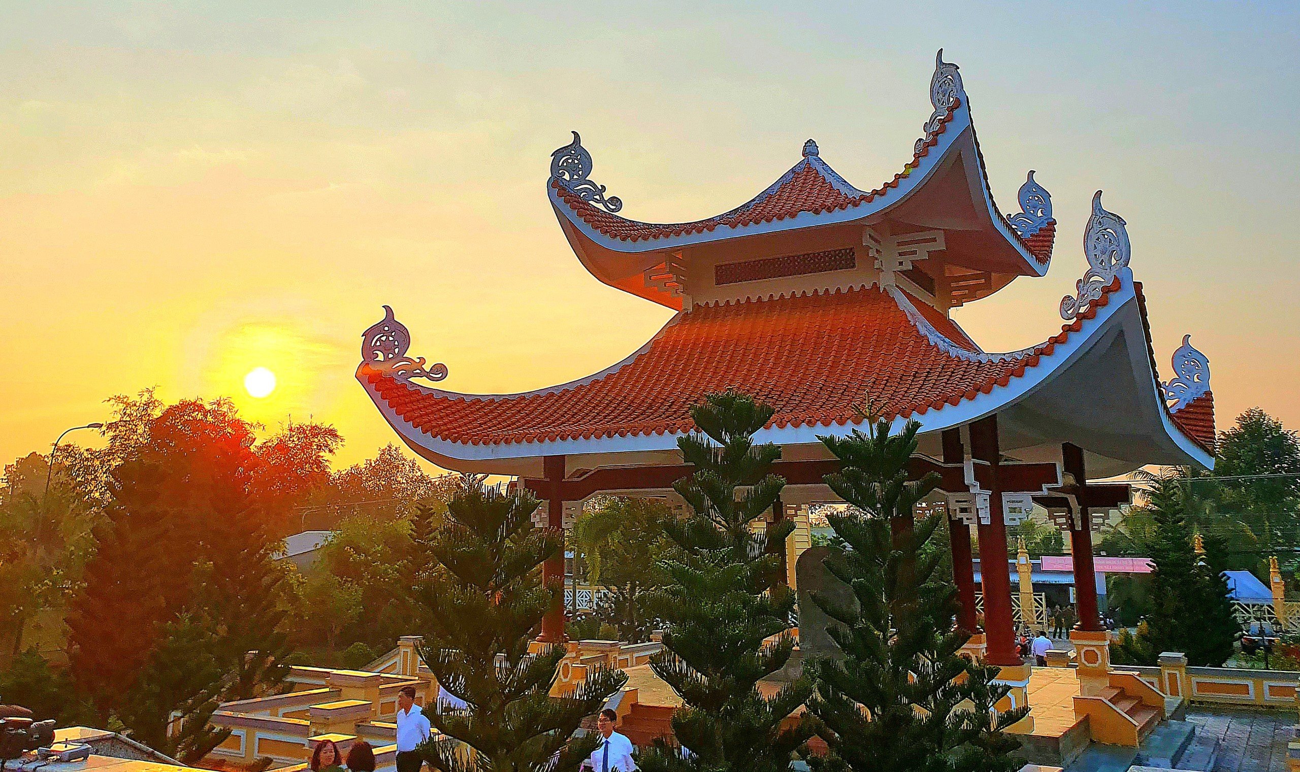 Đền thờ Châu Văn Liêm, huyện Thới Lai đón ánh bình minh.