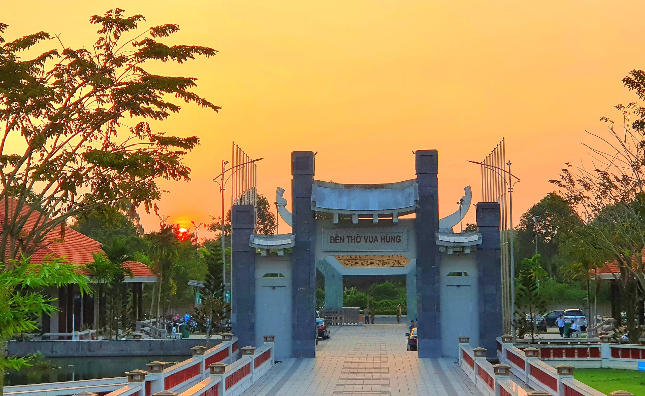 Khung cảnh bình minh tại Đền Hùng Vua Hùng TP. Cần Thơ điểm đến văn hóa thu hút người dân miền Tây Nam Bộ.