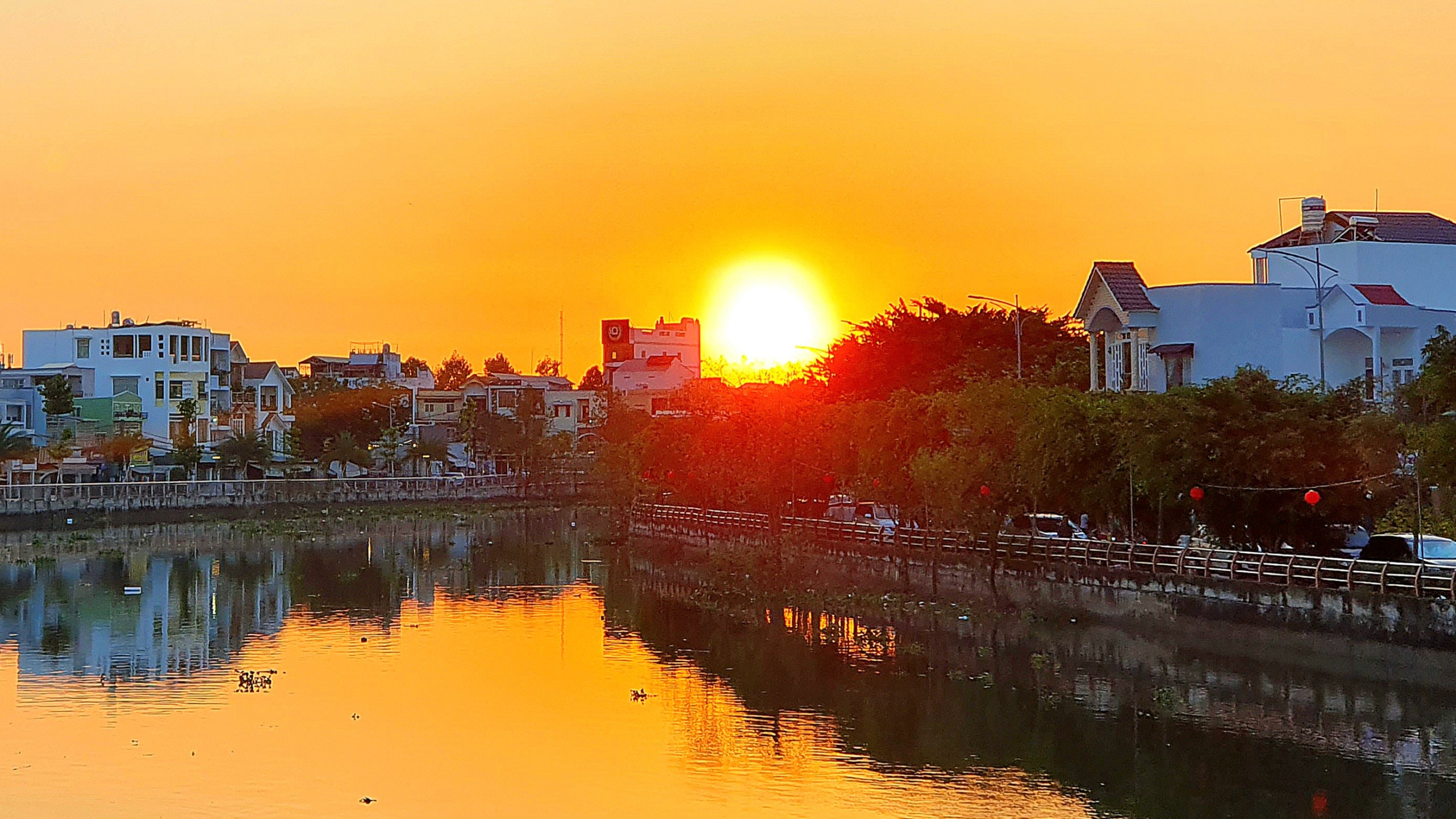 Hoàng hôn đẹp lung linh trên rạch khai luôn nối liền hai phường Thới Bình và phường An Cư, quận Ninh Kiều.