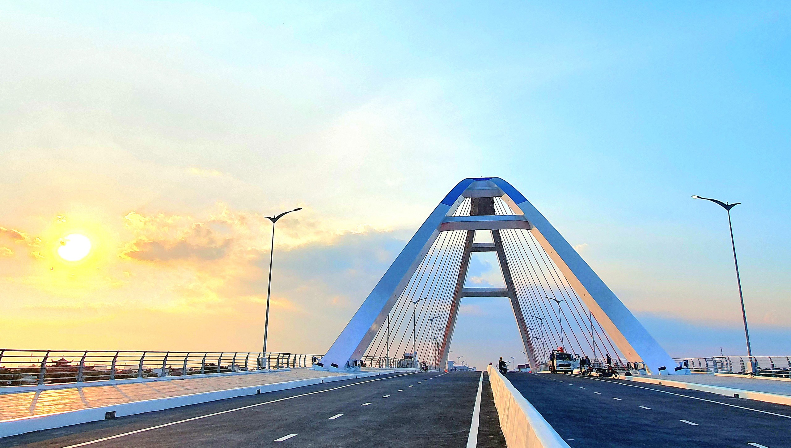 Hoàng hôn trên cầu Trần Hoàng Na bắc qua sông Cần Thơ, nối trung tâm TP (thuộc quận Ninh Kiều) với các khu đô thị phía Nam và tuyến quốc lộ 1A (thuộc quận Cái Răng).