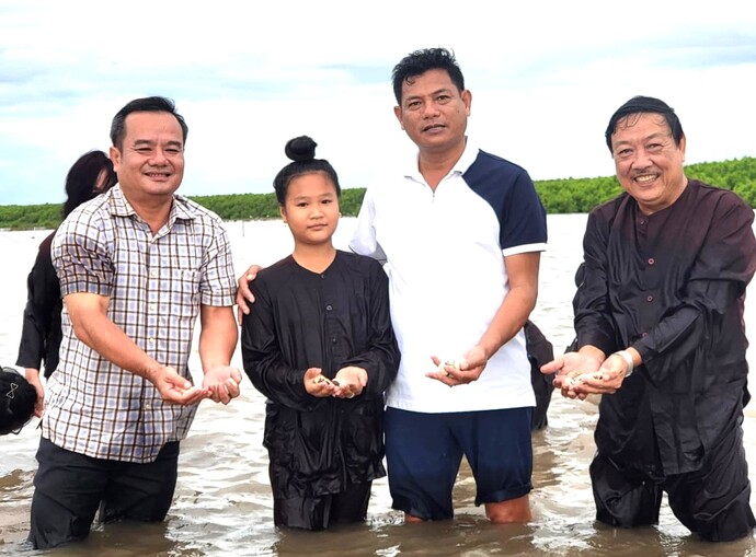 Ông Trần Hiếu Hùng - Giám đốc Sở Văn hóa, Thể thao và Du lịch tỉnh Cà Mau (bìa phải) cùng du khách trải nghiệm tự tay bắt nghiêu giữa biển Đất Mũi tại điểm du lịch Hoàng Hôn.