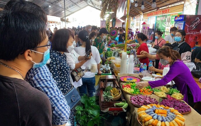 Khách tham quan Hội chợ, Ngày hội bánh dân gian, một số khu vui chơi giải trí thiếu nhi có gần 92 ngàn lượt khách.