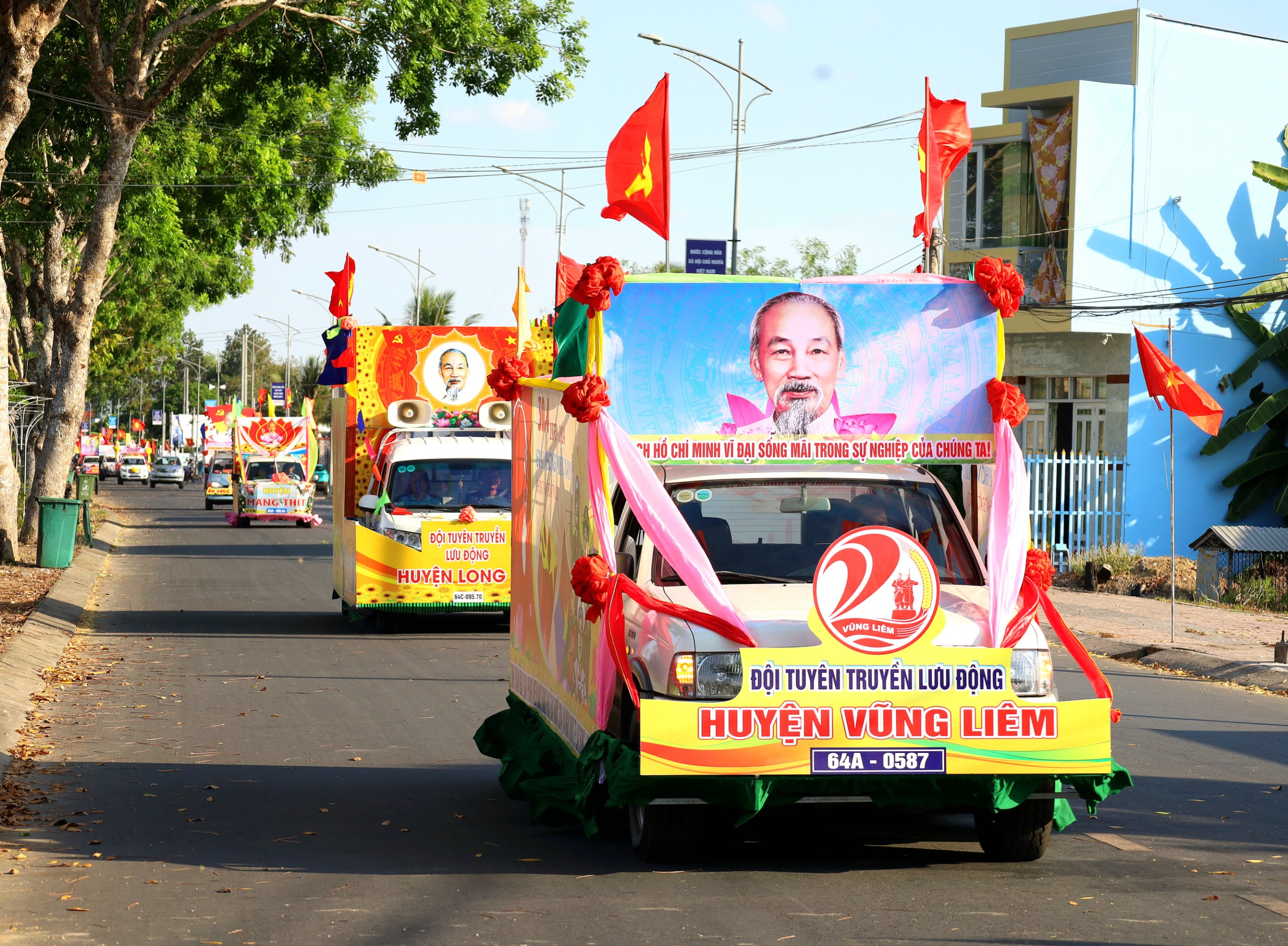 Xe hoa cổ động trên các tuyến đường thuộc huyện Vũng Liêm.