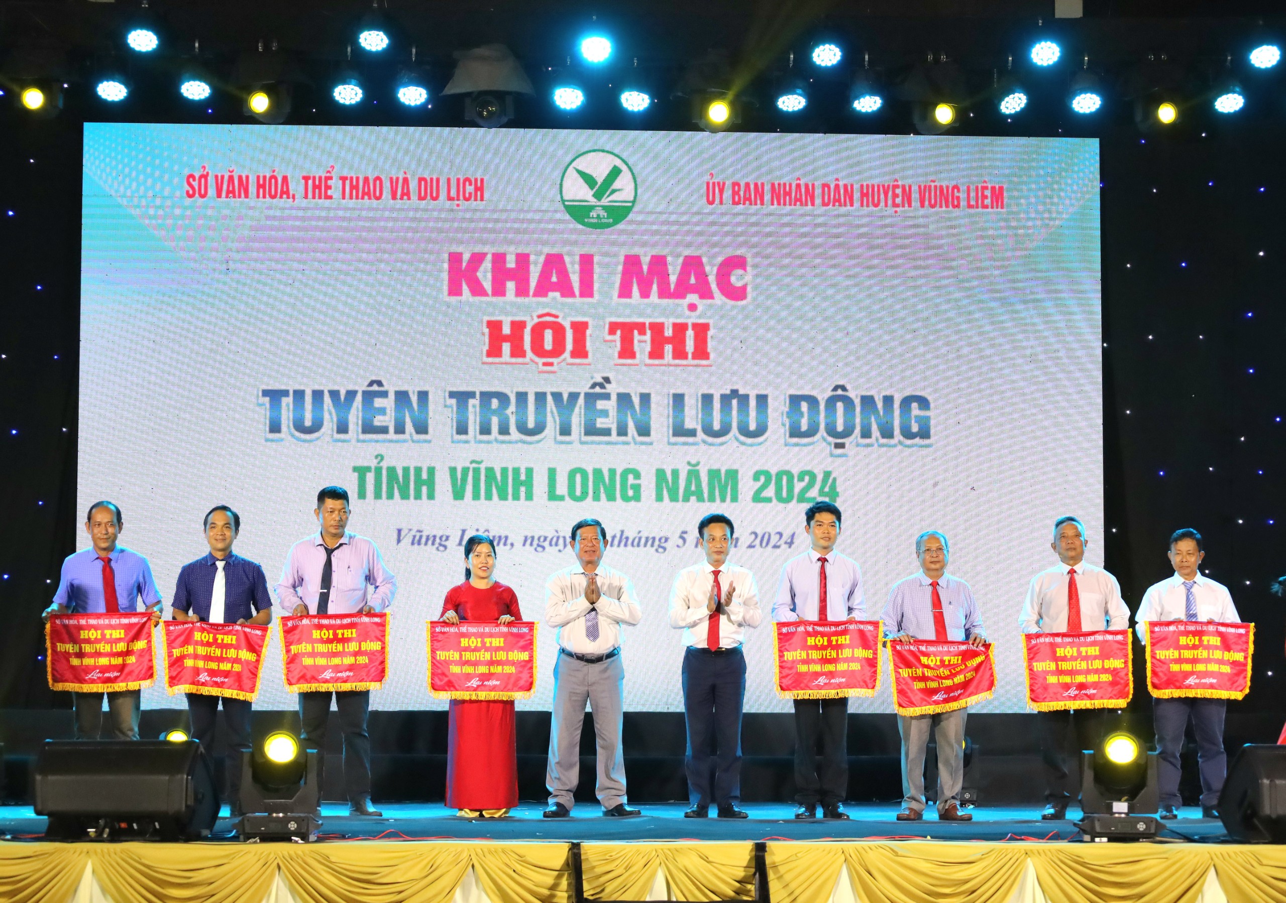 Ông Phạm Minh Hoàng – Phó Giám đốc Sở Văn hóa, Thể thao và Du lịch tỉnh Vĩnh Long và ông Võ Văn Thanh – Phó Chủ tịch UBND huyện Vũng Liêm trao cờ lưu niệm cho các đơn vị tham gia hội thi.