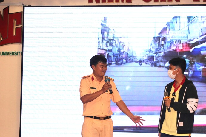 Trung tá Võ Hoàng Sang - Phó Trưởng Phòng CSGT đường bộ Công an TP. Cần Thơ chia sẻ kinh nghiệm cùng sinh viên Đại học Nam Cần Thơ.