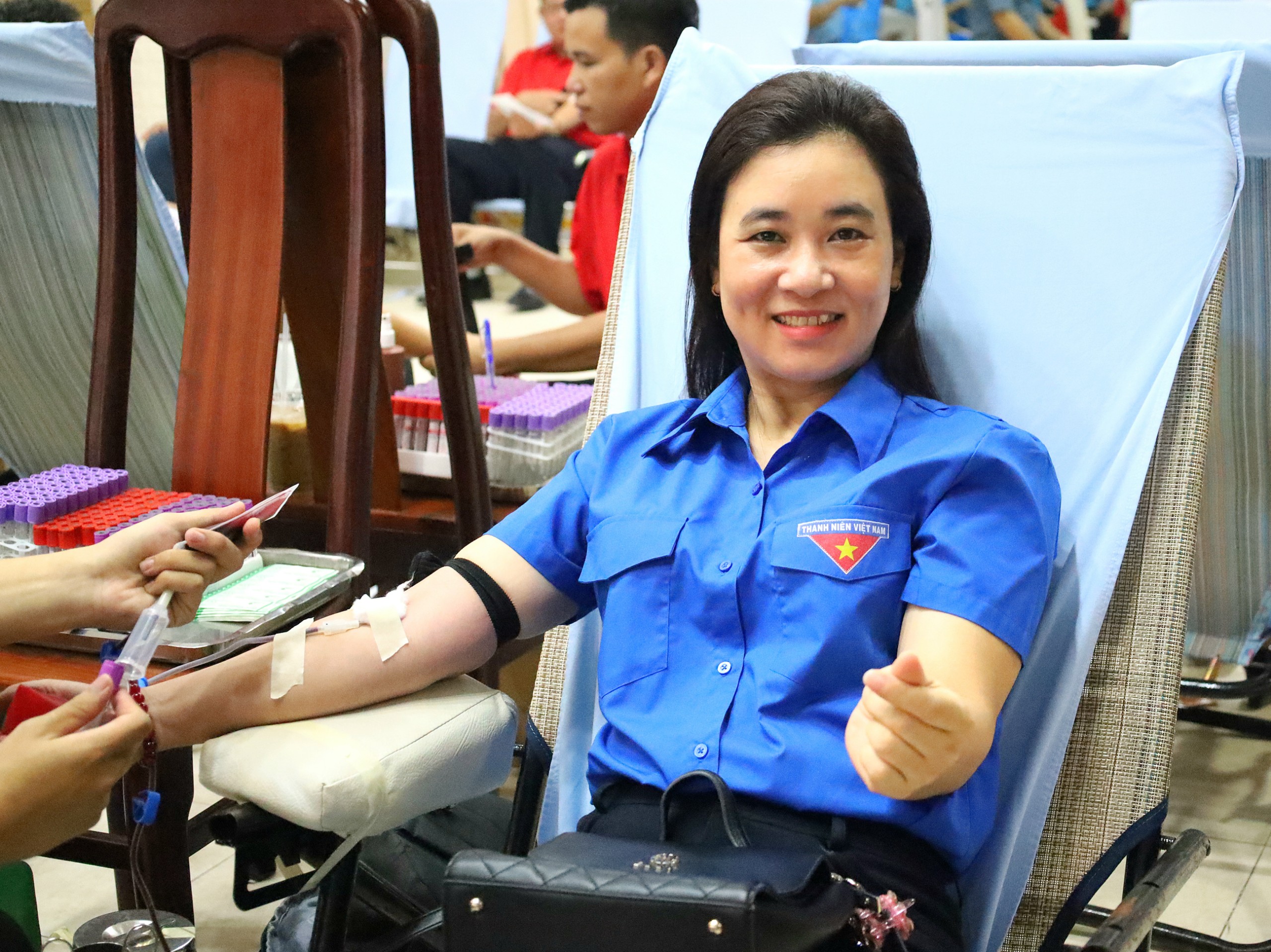 Giáo viên Trường Tiểu học Võ Trường Toản, quận Ninh Kiều tham gia hiến máu.