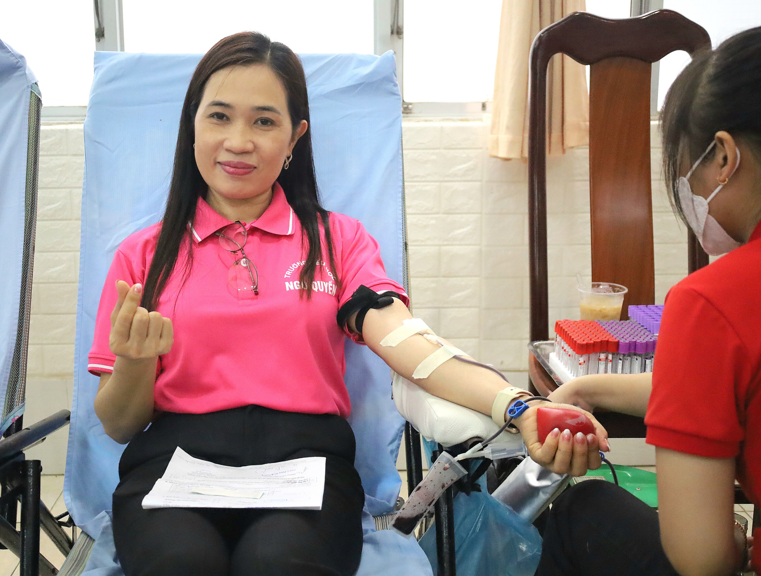 Giáo viên Trường Tiểu học Ngô Quyền, quận Ninh Kiều tham gia hiến máu.