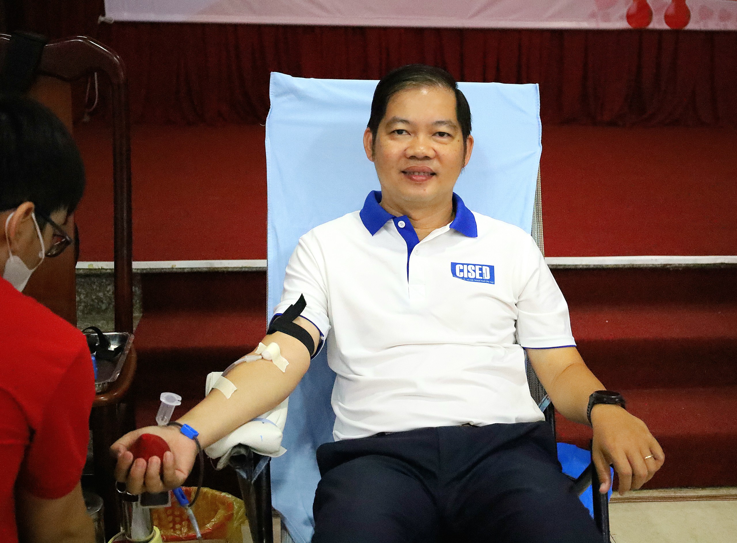 Ông Nguyễn Khánh Tùng - Viện trưởng Viện Kinh tế - Xã hội TP. Cần Thơ tham gia hiến máu.