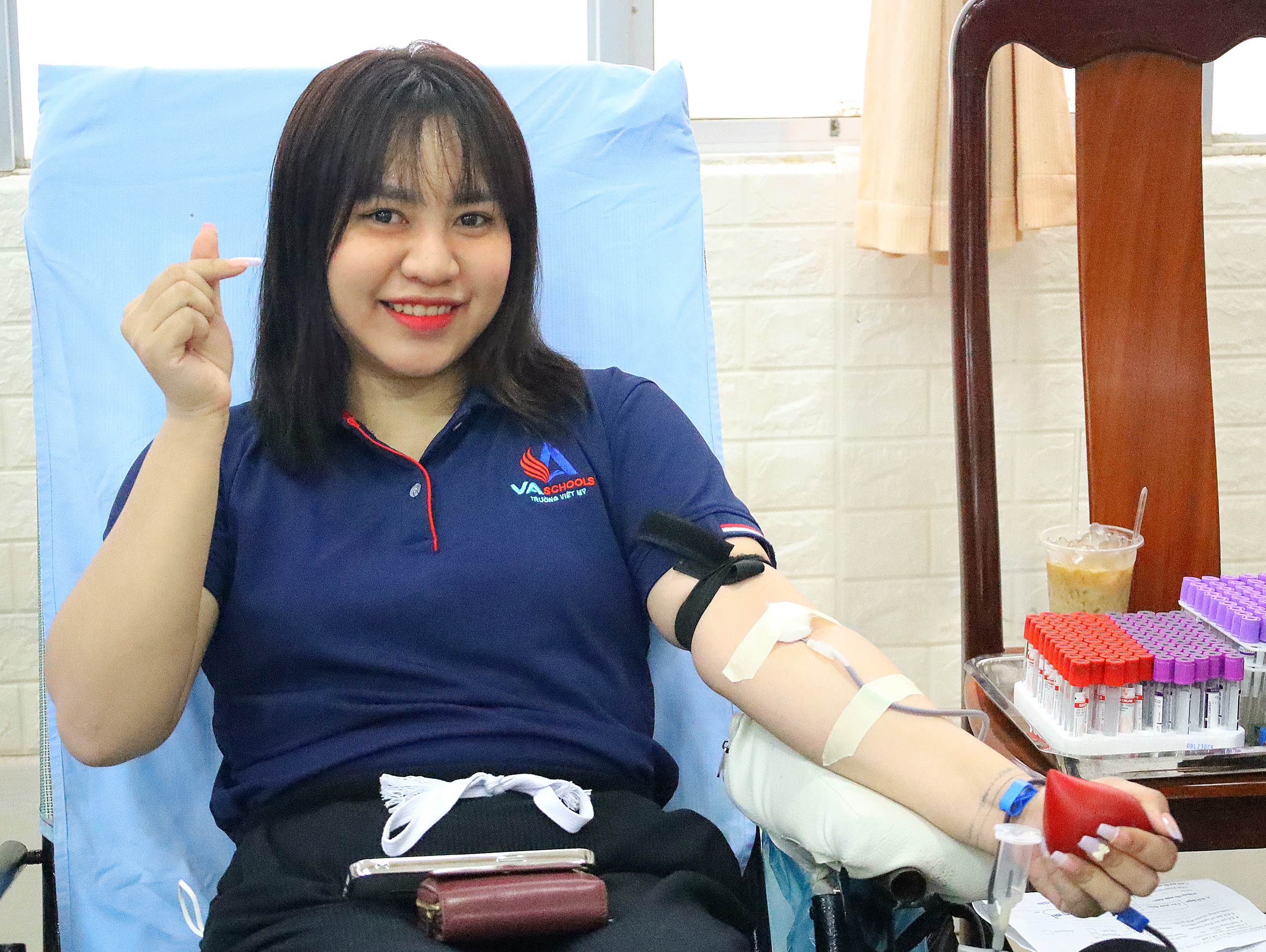 Giáo viên Trường Việt Mỹ Cần Thơ tham gia hiến máu.