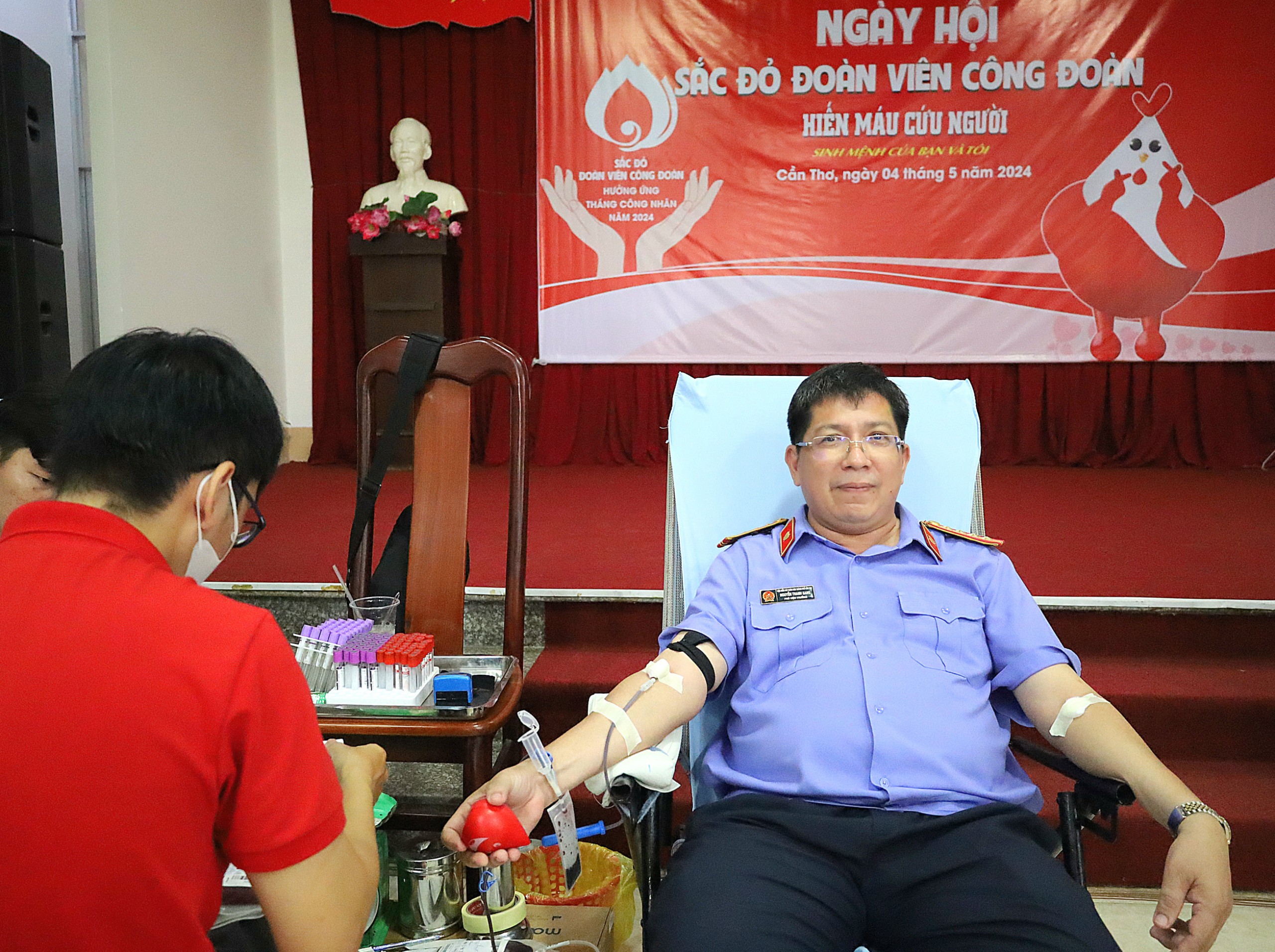 Ông Nguyễn Thanh Sang - Phó Viện trưởng Viện Kiểm sát nhân dân TP. Cần Thơ tham gia hiến máu.