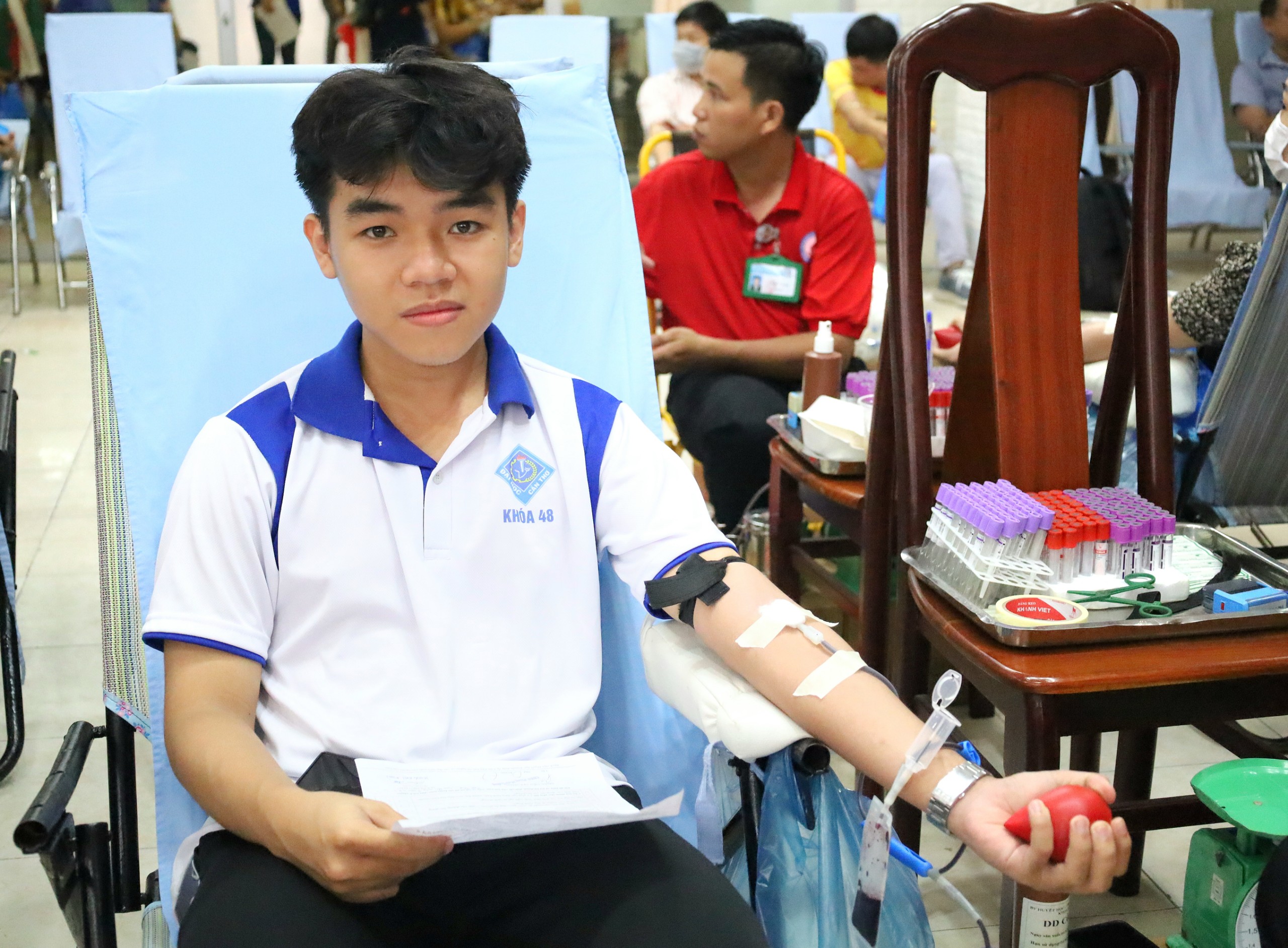 Sinh viên Trường Đại học Cần Thơ tham gia hiến máu.