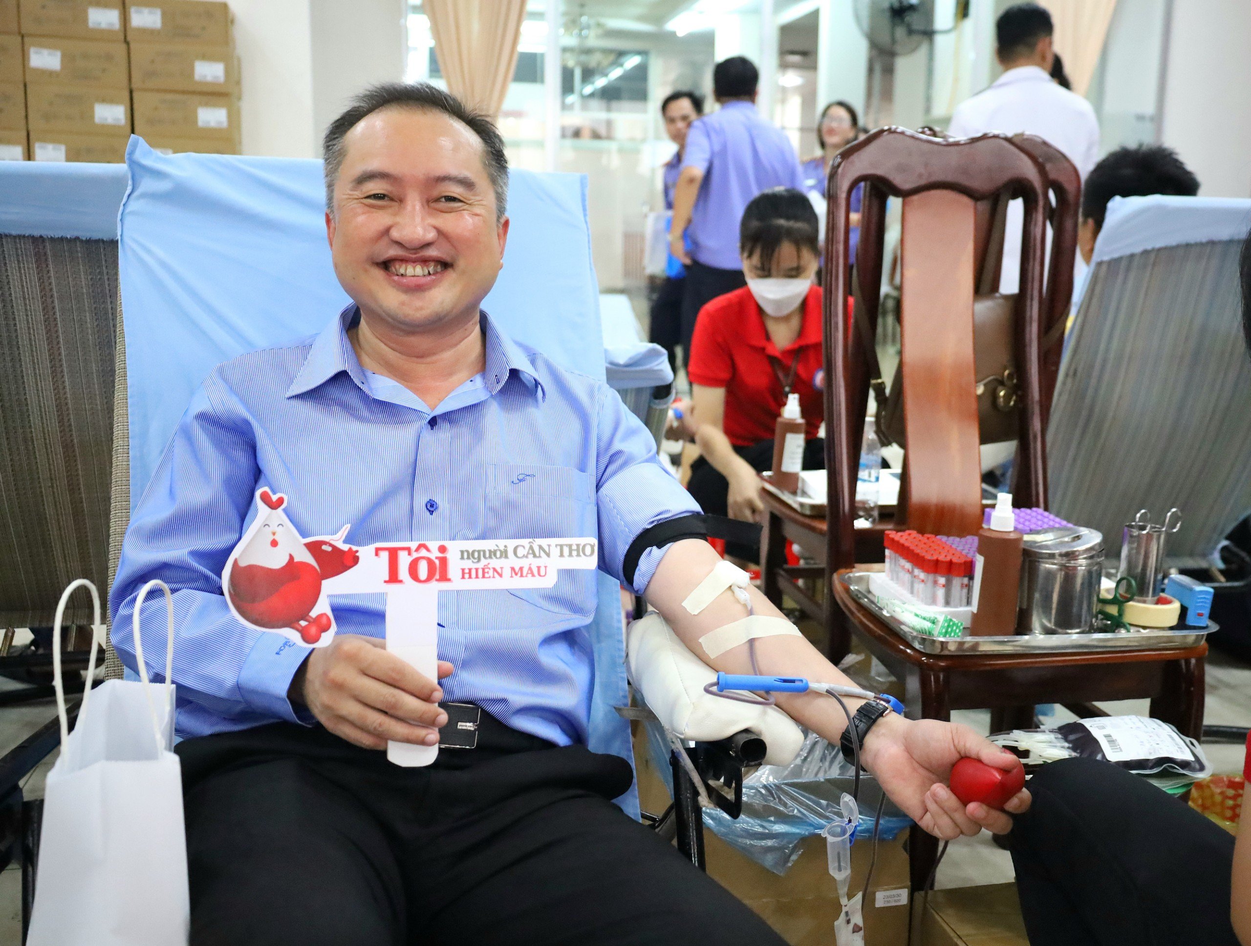 Ông Huỳnh Văn Tùng - Phó Bí thư Thường trực Huyện ủy Thới Lai tham gia hiến máu.