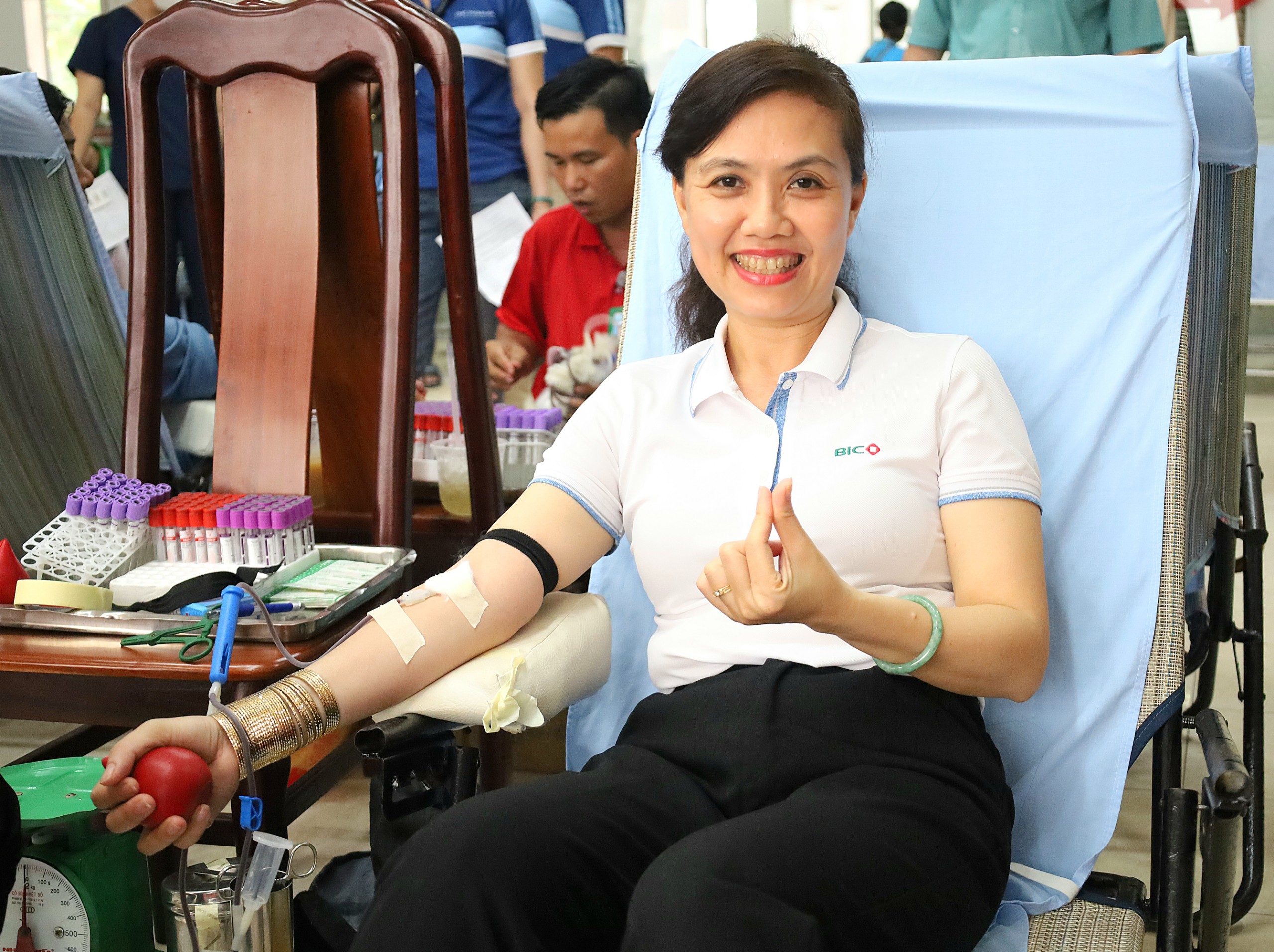 Nhân viên Công ty Bảo hiểm BIDV (BIC) - Chi nhánh BIC Cần Thơ tham gia hiến máu.